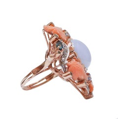 Ring aus Chalcedon, Koralle, Saphiren, Diamanten, Roségold und Silber.