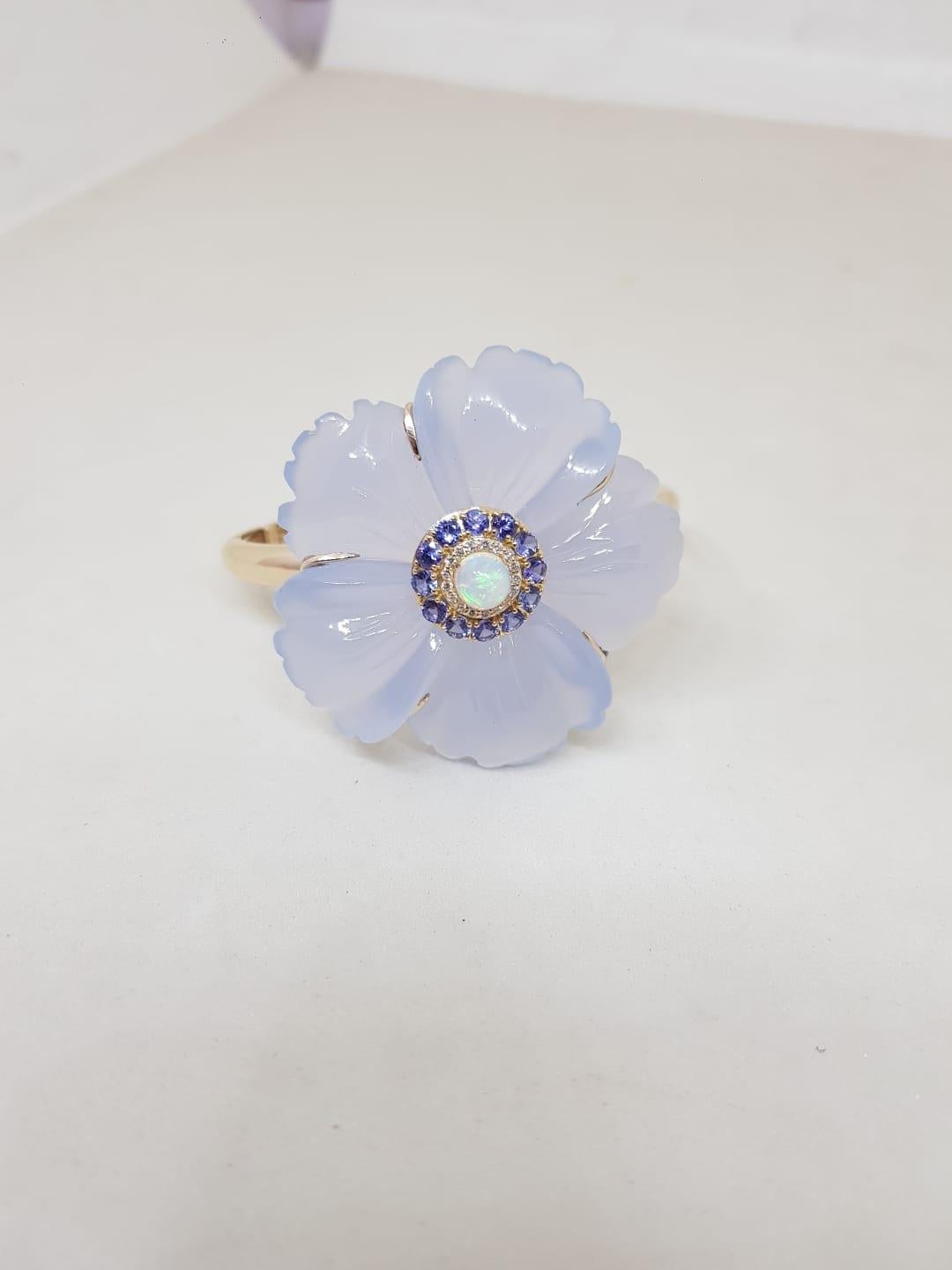 Zum Blühen geboren.

Inspiriert vom lateinischen Wort für Blume, ist Flora ein Fest der natürlichen Eleganz und kühnen Weiblichkeit. Die aus leuchtendem Chalzedon gefertigte Manschette Flora zeigt in der Mitte einen schillernden Opal, der zunächst