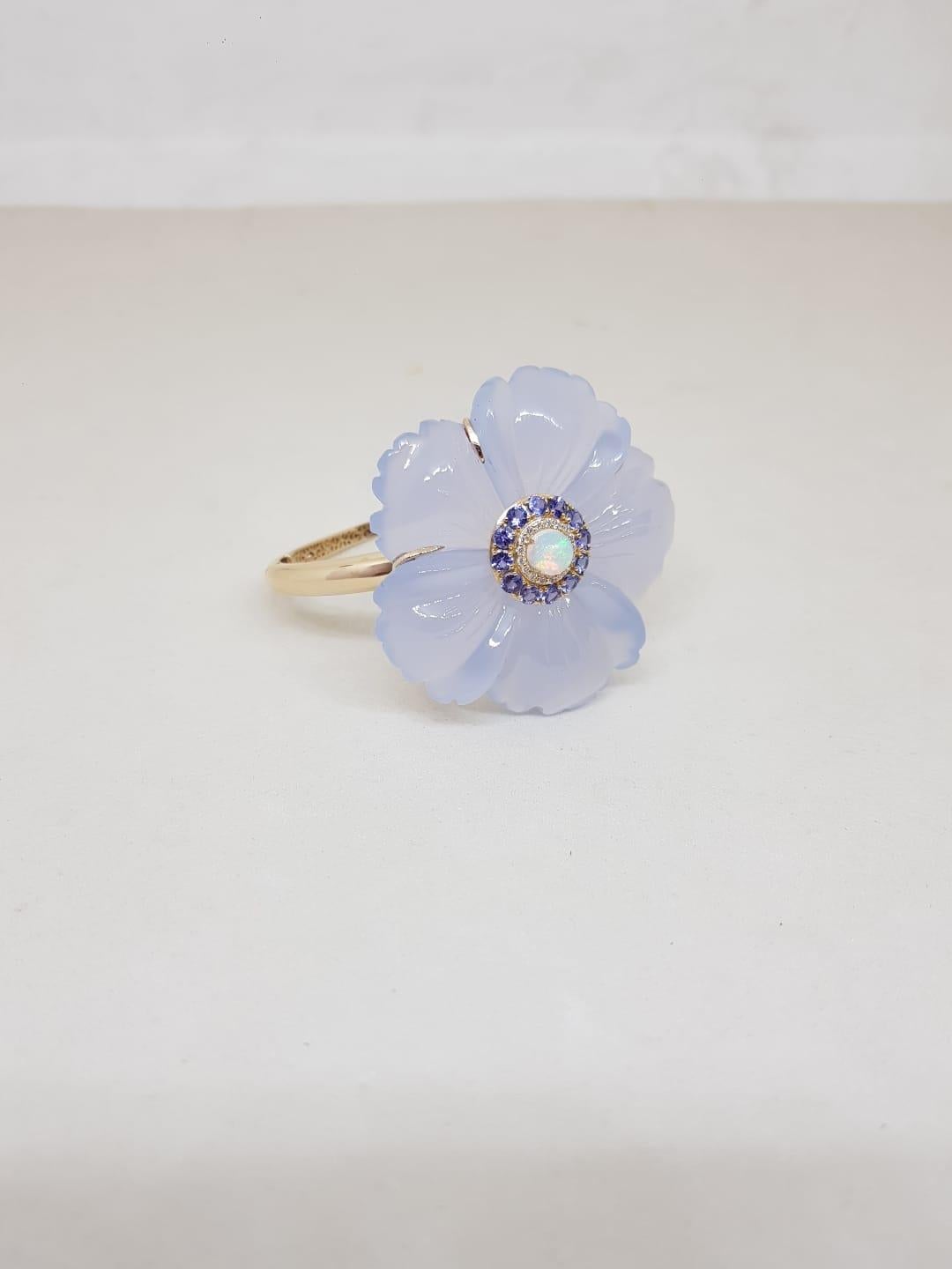 Chalzedon-Manschette mit Opal in der Mitte, Tansanit-Halo und Diamanten in 18K Gold (Rundschliff) im Angebot