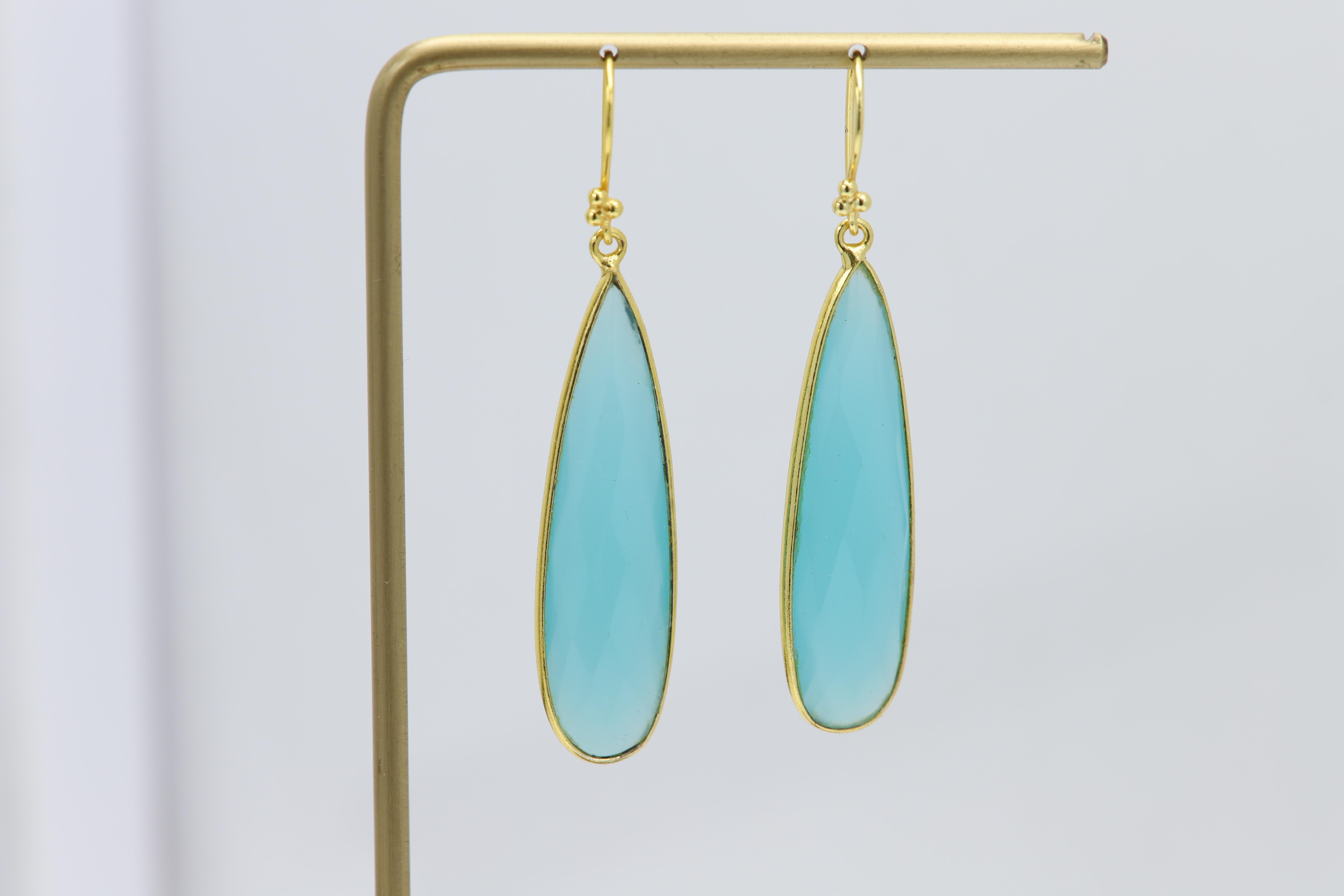 New Dangle Earrings
Brilliant natural chalcedony stones
Elegant !
Sterling Silver 925
Plated with Yellow Gold
Length: approx 2' inch
Weight: approx 7.5 grams
Hook Type
+Gift box