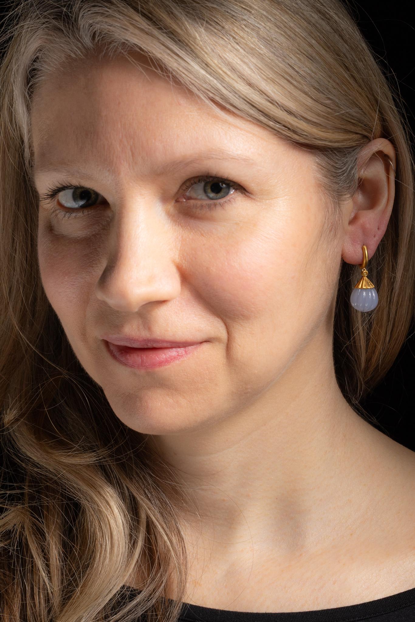 Pendientes de aro de calcedonia, diamantes y oro de 18 quilates Cuenta en venta