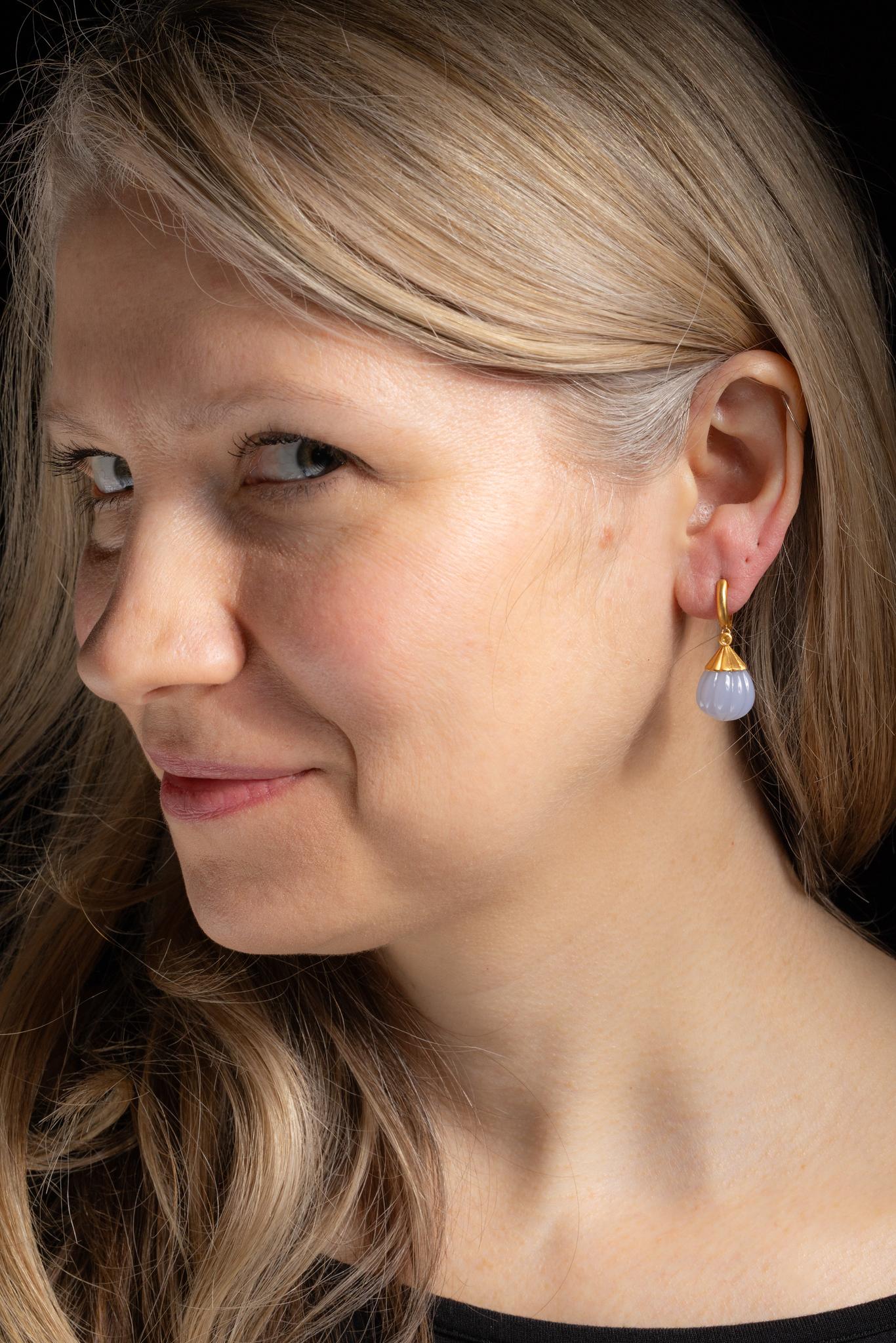 Pendientes de aro de calcedonia, diamantes y oro de 18 quilates en Excelente estado para la venta en Nantucket, MA