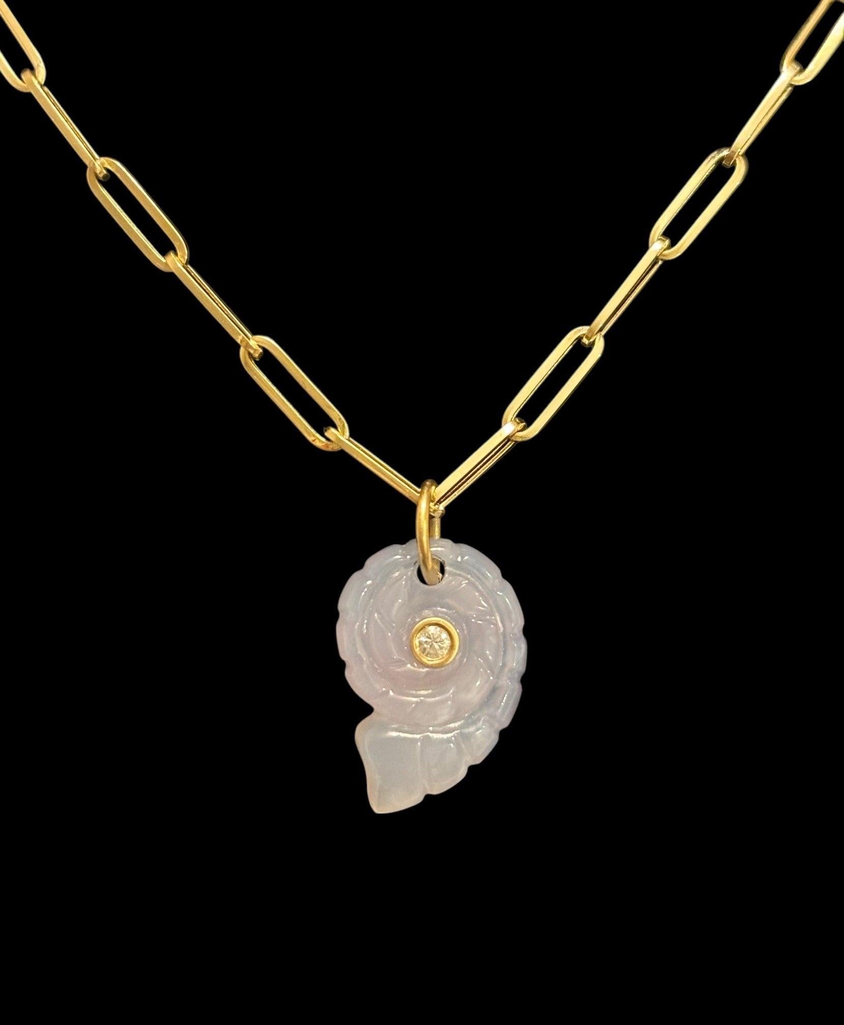 Ciondolo con conchiglia Nautilus in calcedonio

Calcedonio blu, diamanti, smeraldi e oro 14k

Conchiglia a spirale/nautilo in calcedonio blu intagliato di 20x15 mm (esclusa la cava dell'anello in oro 14k), con un diamante con castone in oro 14k di