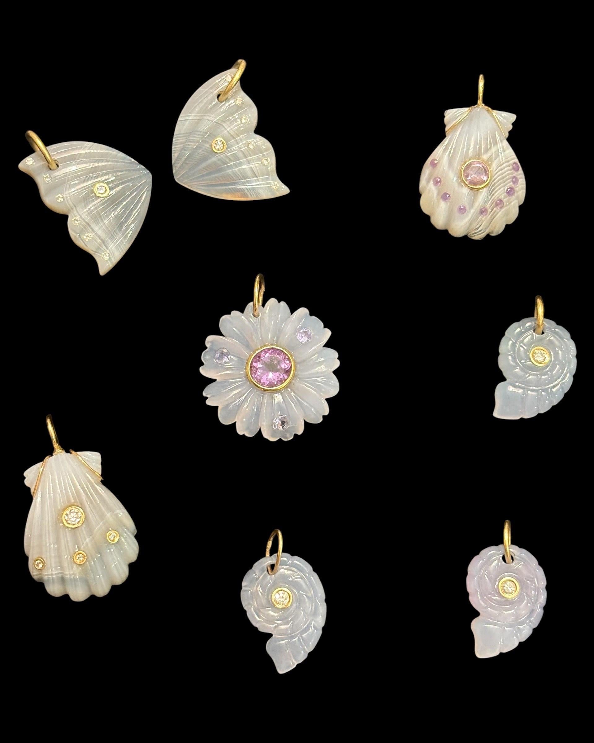 Ciondolo in calcedonio, diamante e rubino, ciondolo in conchiglia nautilus In condizioni Nuovo in vendita a New York, NY