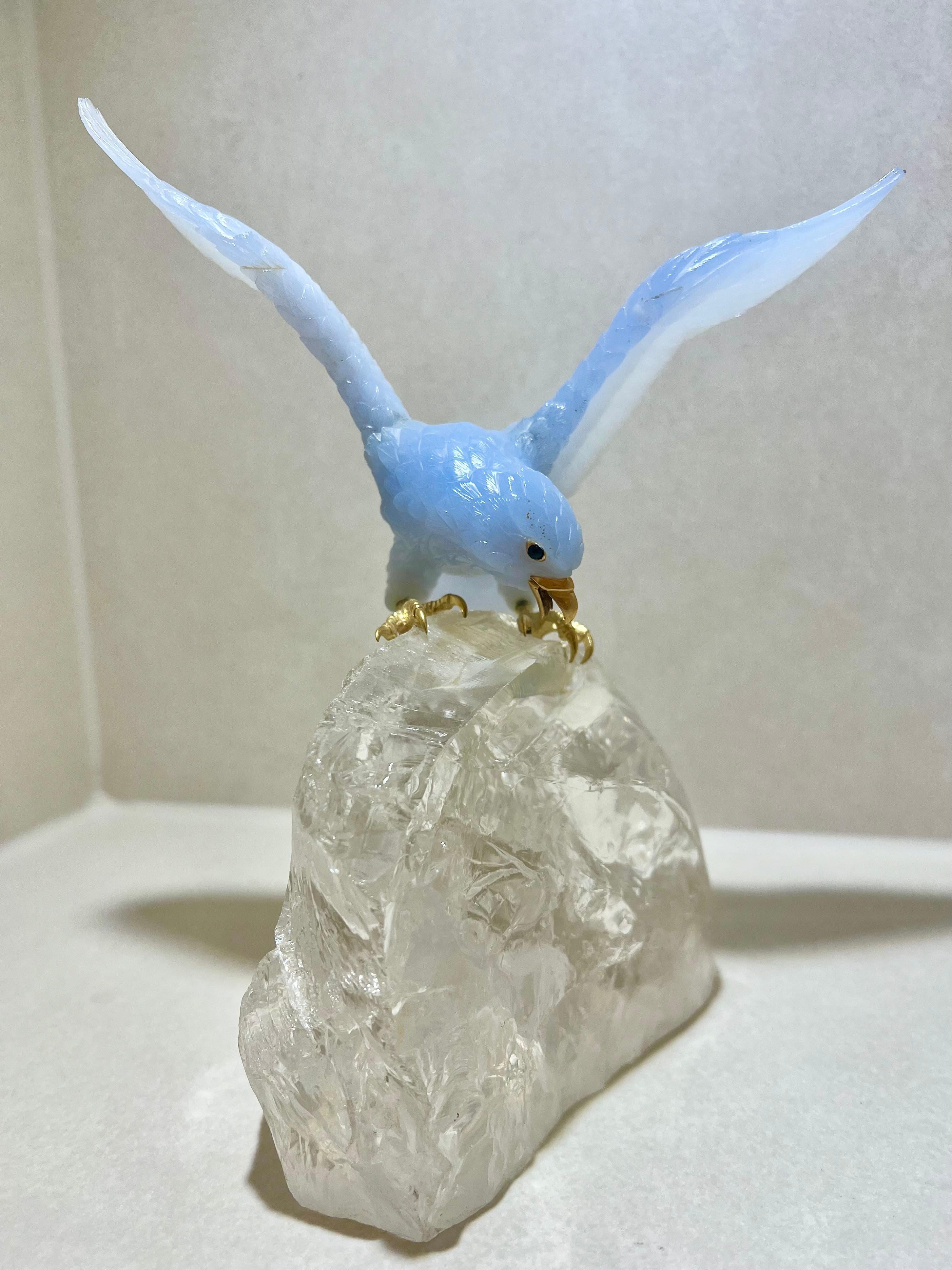 Cet Adler de Chalcédoine, fabriqué à la main, est orné d'une couronne et d'un ruban en or jaune 18 carats. Il est placé sur une colline de Bergkristall. 

L'Unikat provient d'Idar Oberstein et a été fabriqué par un artiste. Eine unglaublich