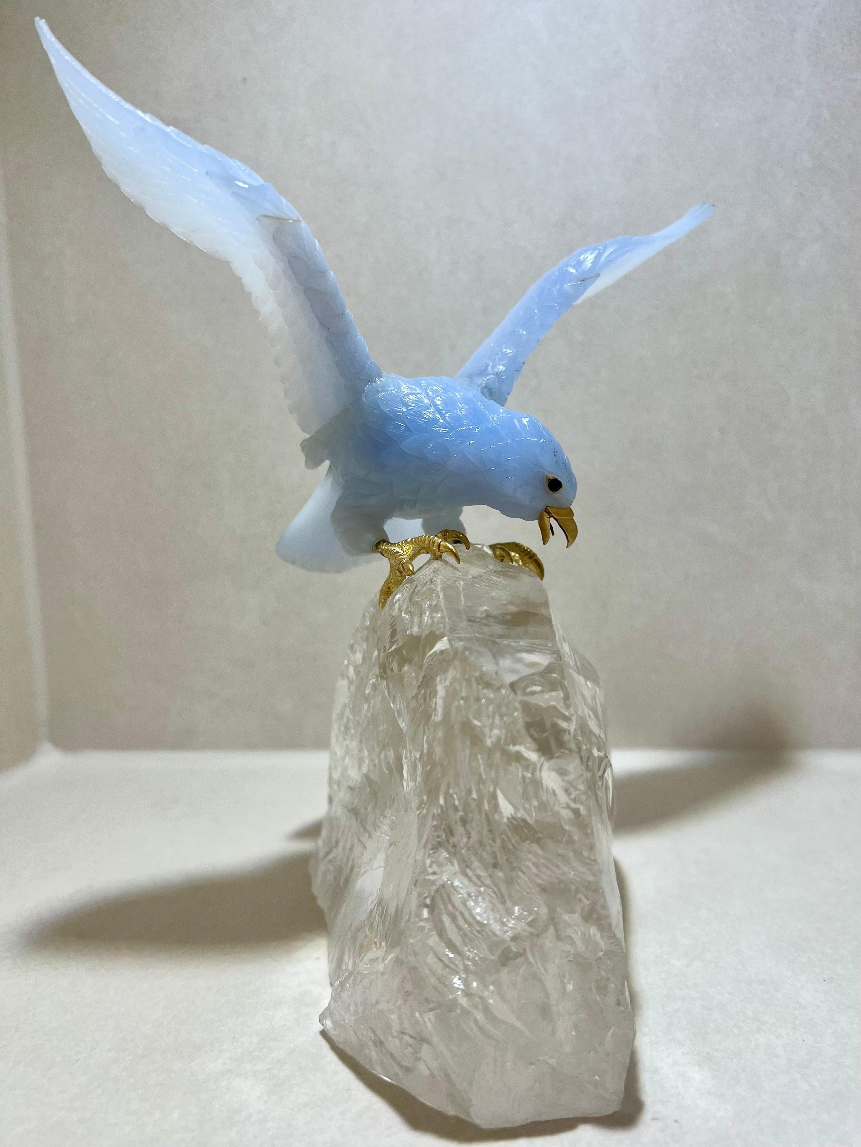 Arts and Crafts Handgeschnitzter Chalcedon Adler auf Bergkristall en vente