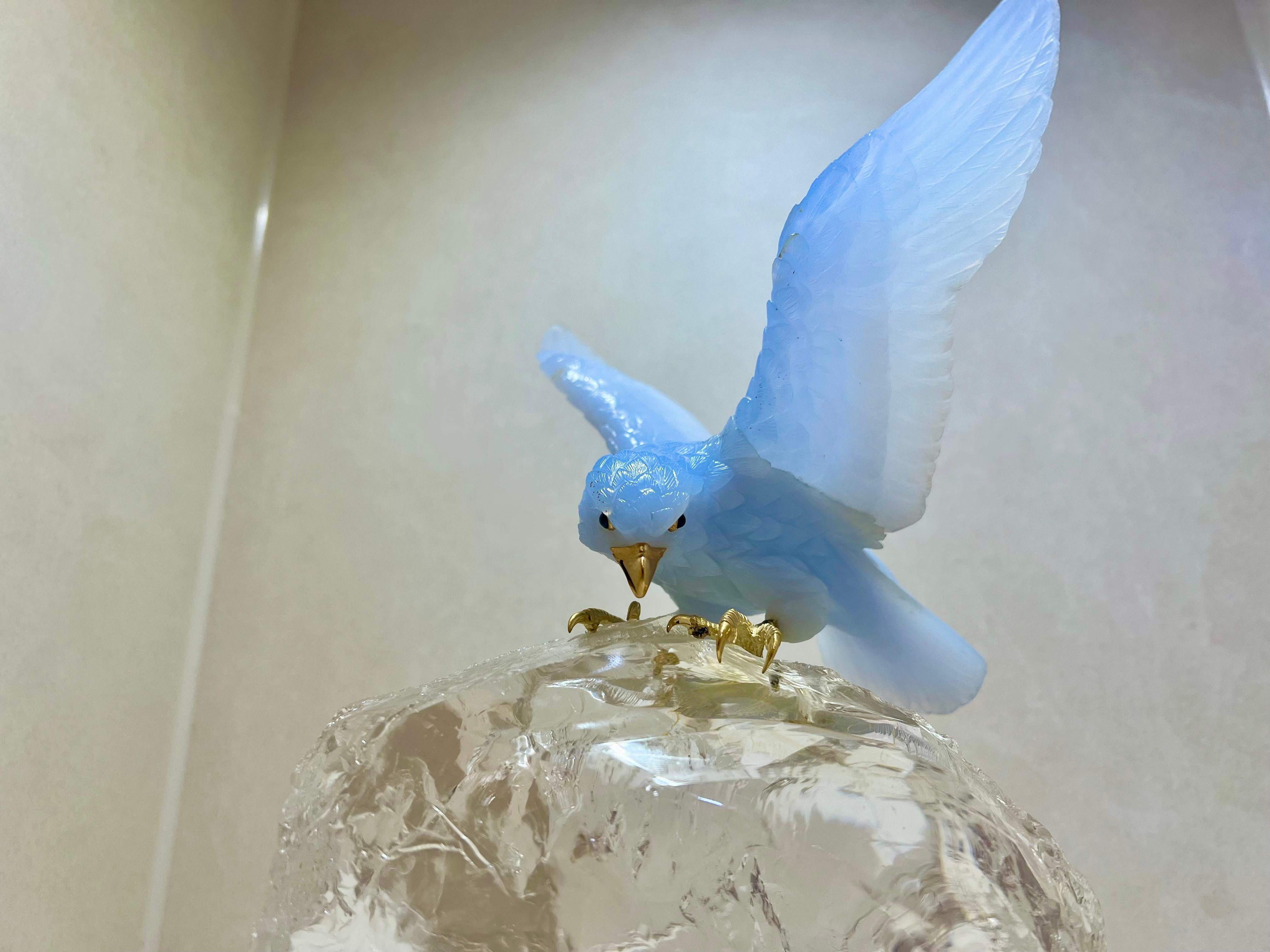Handgeschnitzter Chalcedon Adler auf Bergkristall  In New Condition For Sale In ROTTACH-EGERN, DE