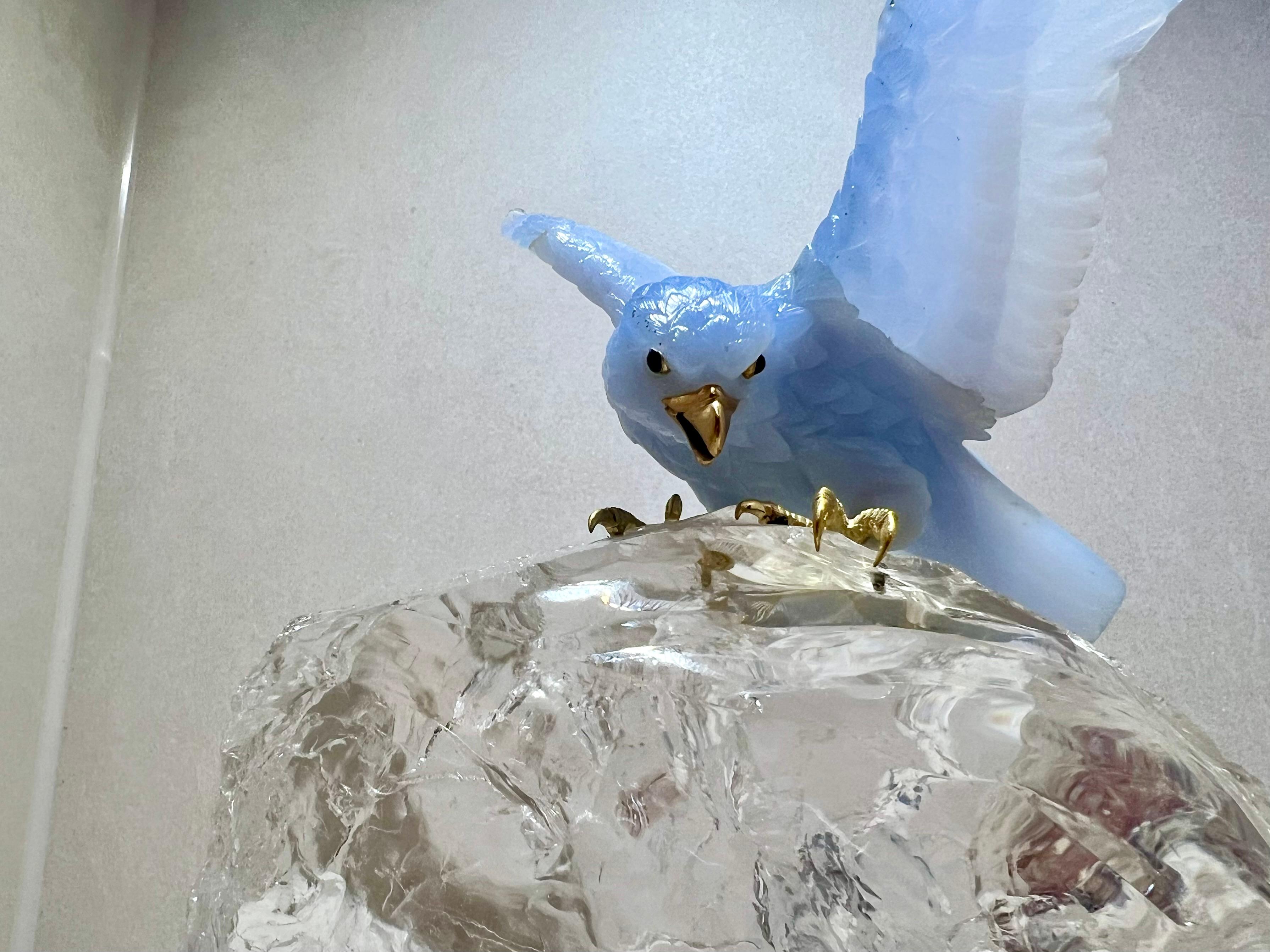 Handgeschnitzter Chalcedon Adler auf Bergkristall Unisexe en vente