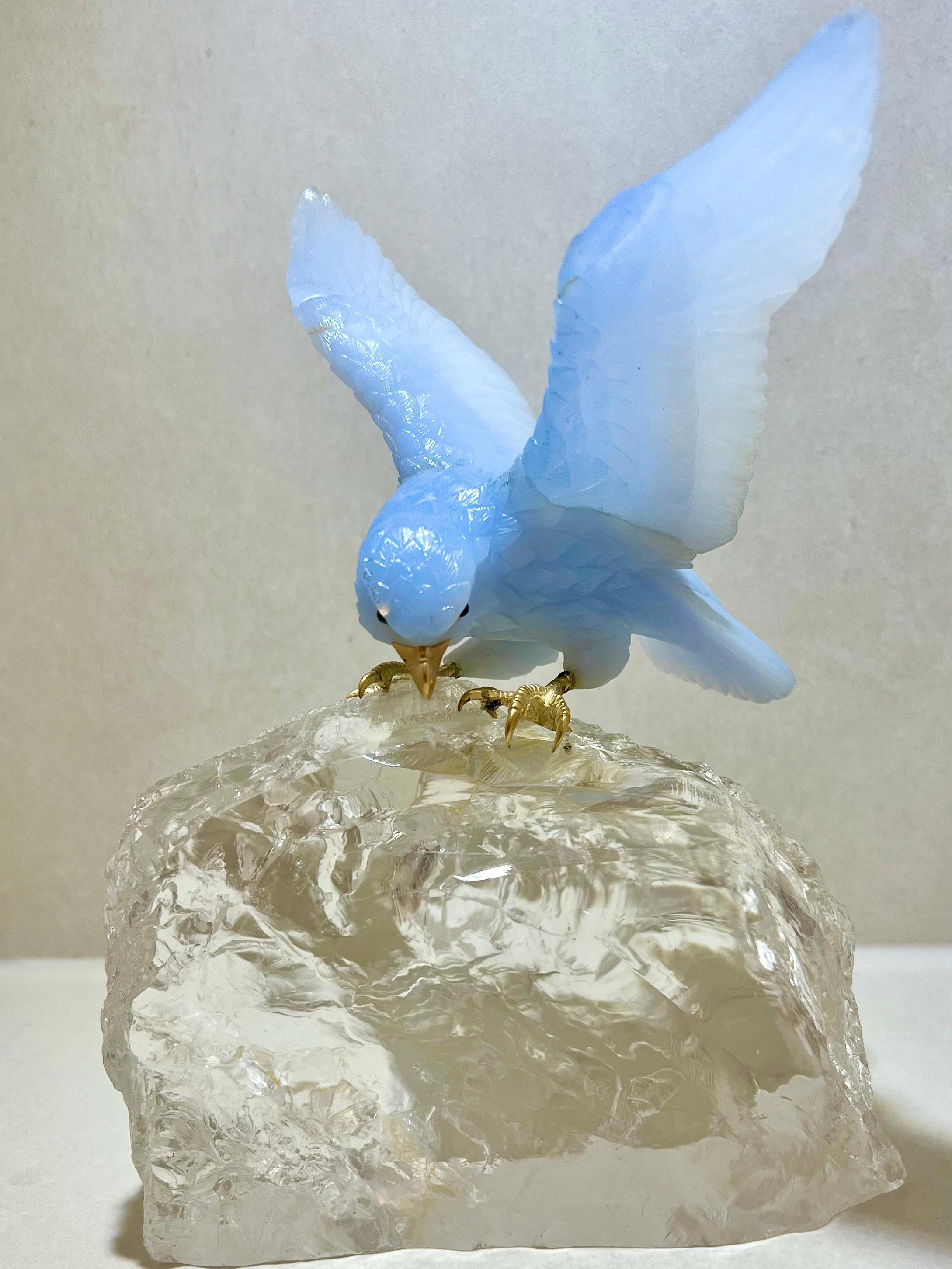 Handgeschnitzter Chalcedon Adler auf Bergkristall en vente 1
