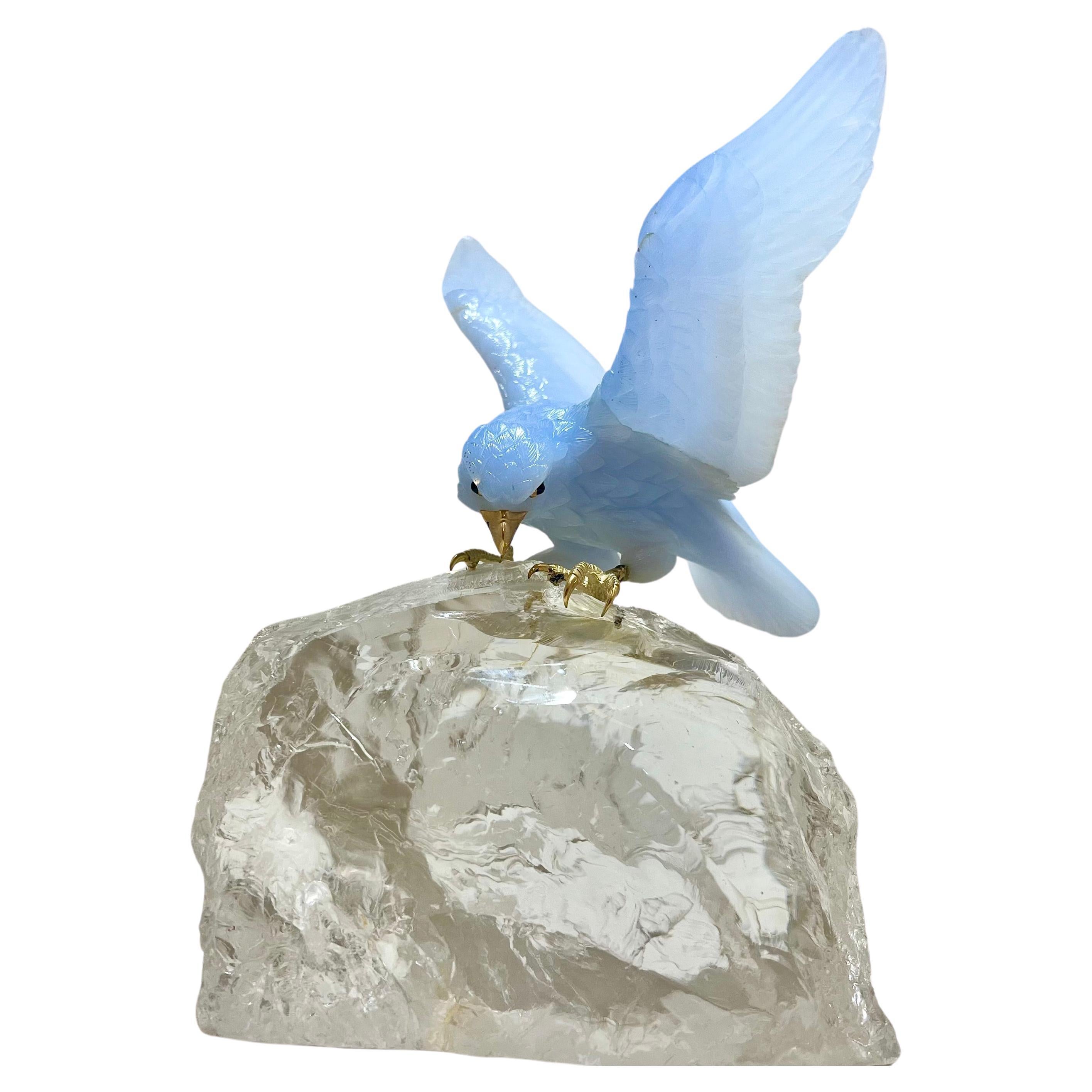 Handgeschnitzter Chalcedon Adler auf Bergkristall  For Sale