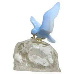 Handgeschnitzter Chalcedon Adler auf Bergkristall 