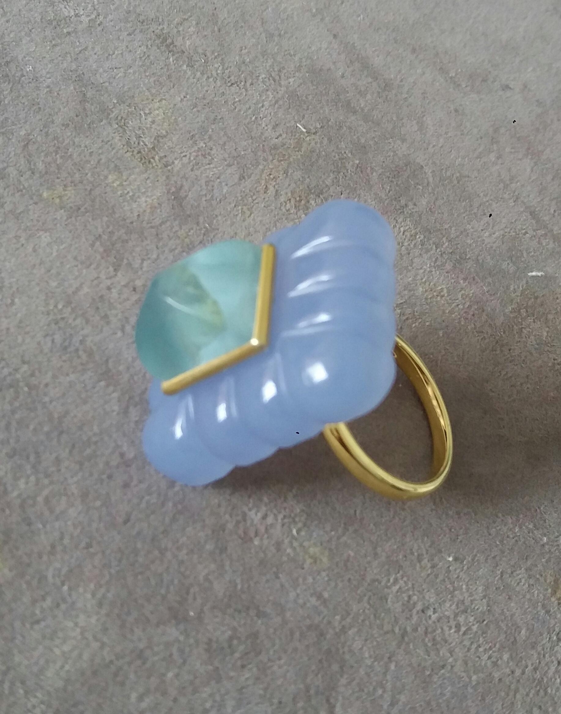 Einzigartiger Ring mit einem großen  Chalcedon graviert Rectangular Cushion, Messung 23 mm. x 30 mm x 10mm. und mit einem Gewicht von 68 Karat mit einem schönen Aquamarin Pyramide Messung 10 mm x 12 mm in 14 kt Gelbgold Lünette gesetzt.  massivem