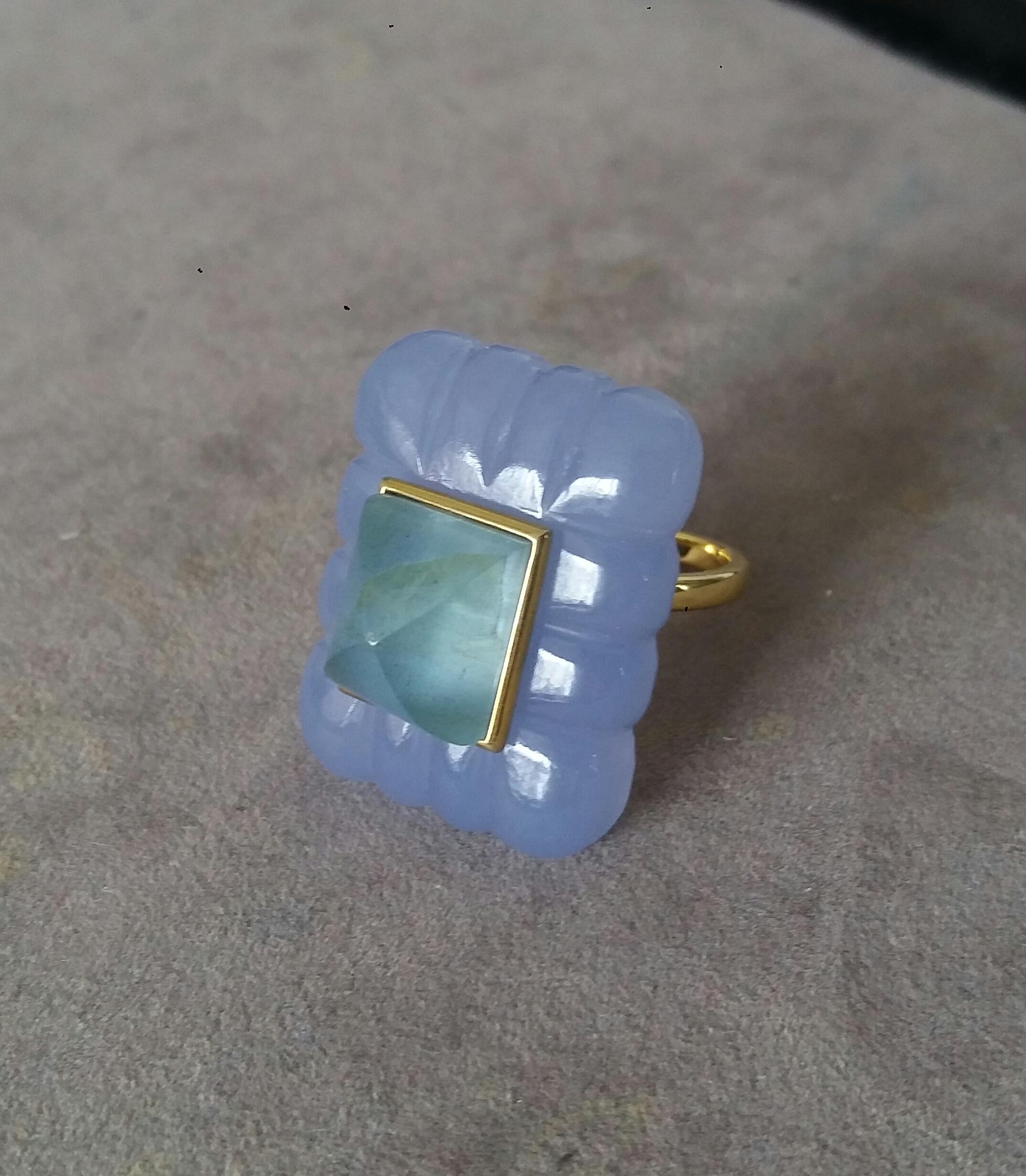 Chalcedon gravierter rechteckiger Aquamarin-Kissenring mit Kissenschliff und Pyramide aus massivem Gold 14k (Art déco) im Angebot