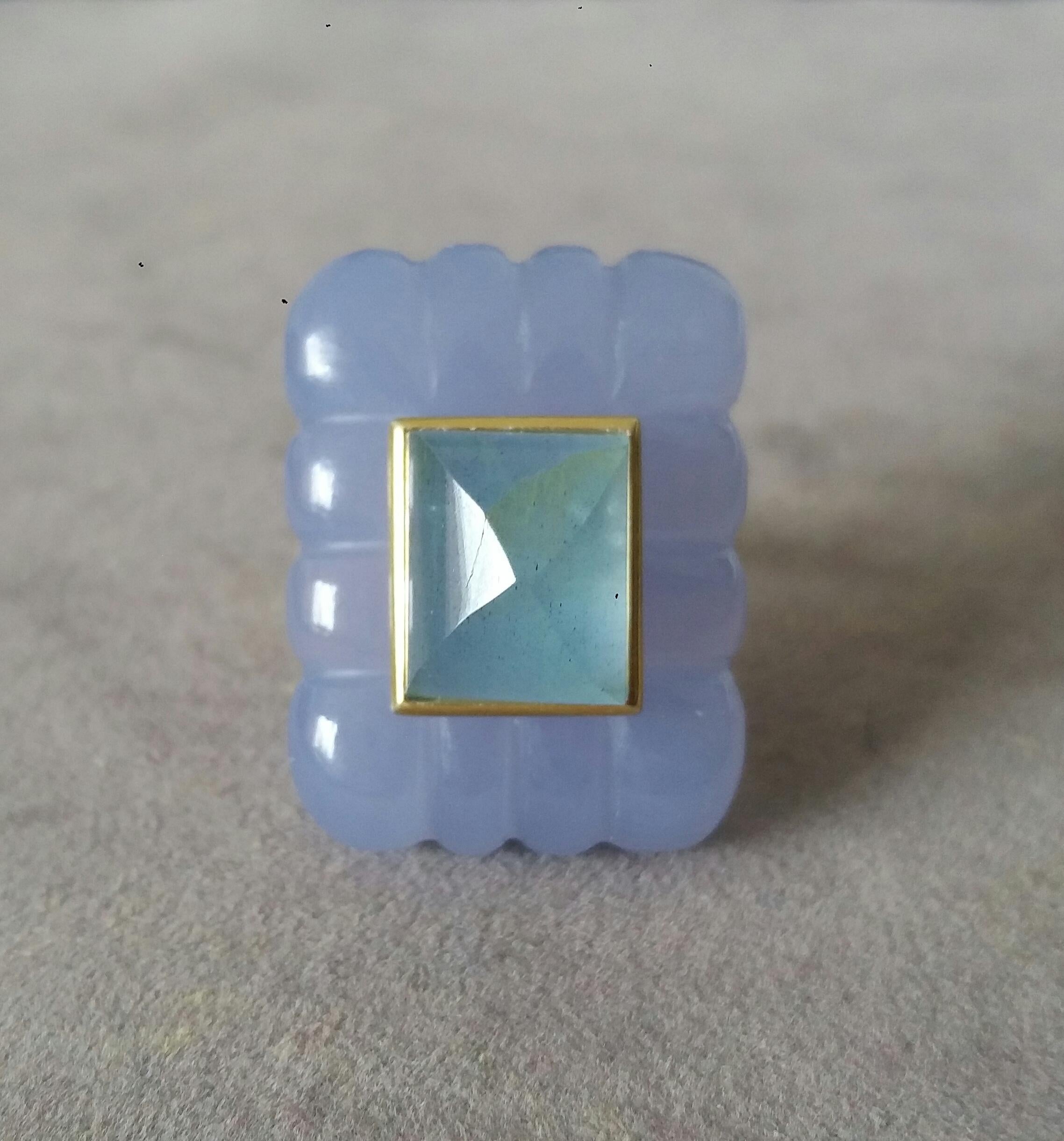 Chalcedon gravierter rechteckiger Aquamarin-Kissenring mit Kissenschliff und Pyramide aus massivem Gold 14k im Zustand „Neu“ im Angebot in Bangkok, TH