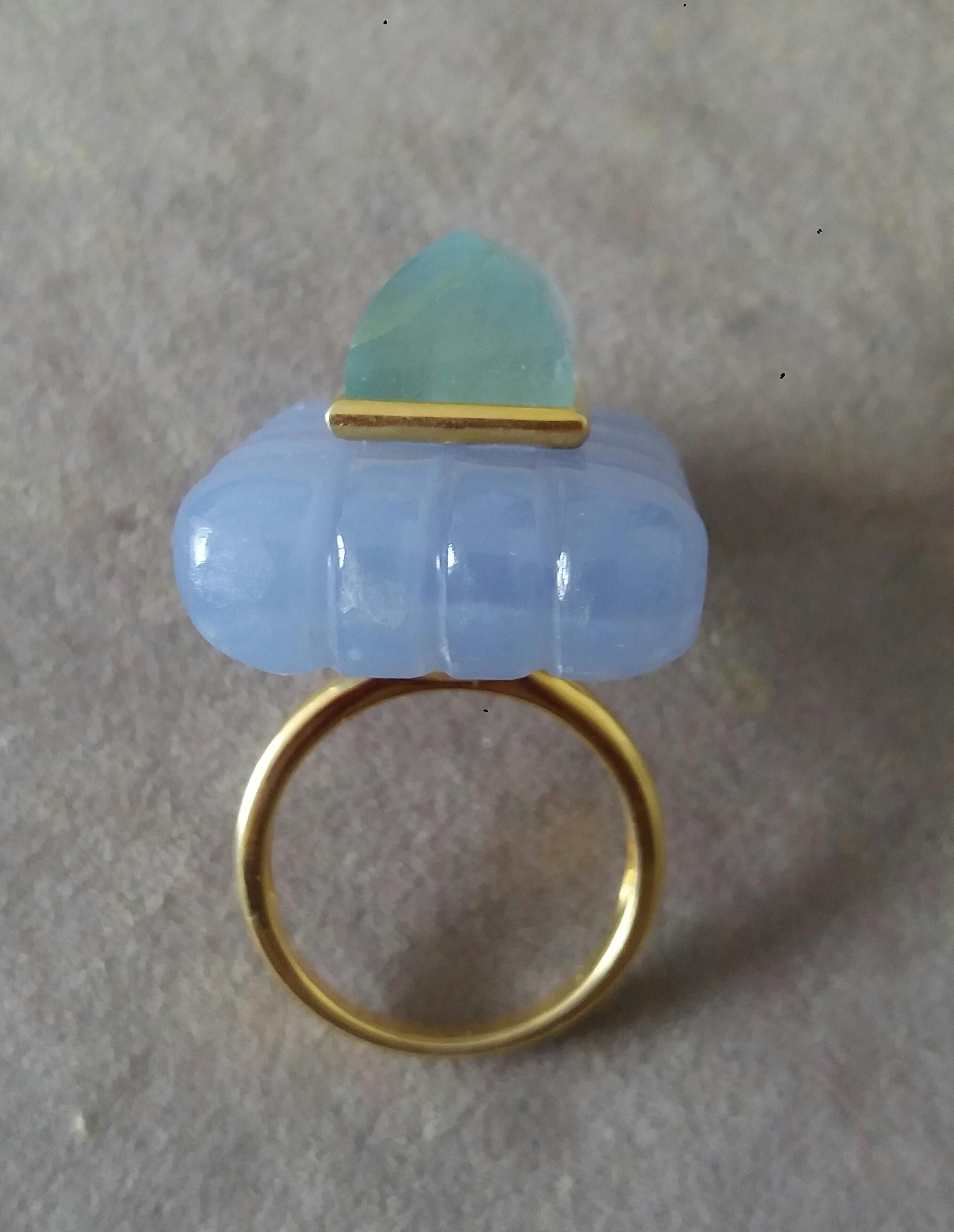 Chalcedon gravierter rechteckiger Aquamarin-Kissenring mit Kissenschliff und Pyramide aus massivem Gold 14k Damen im Angebot
