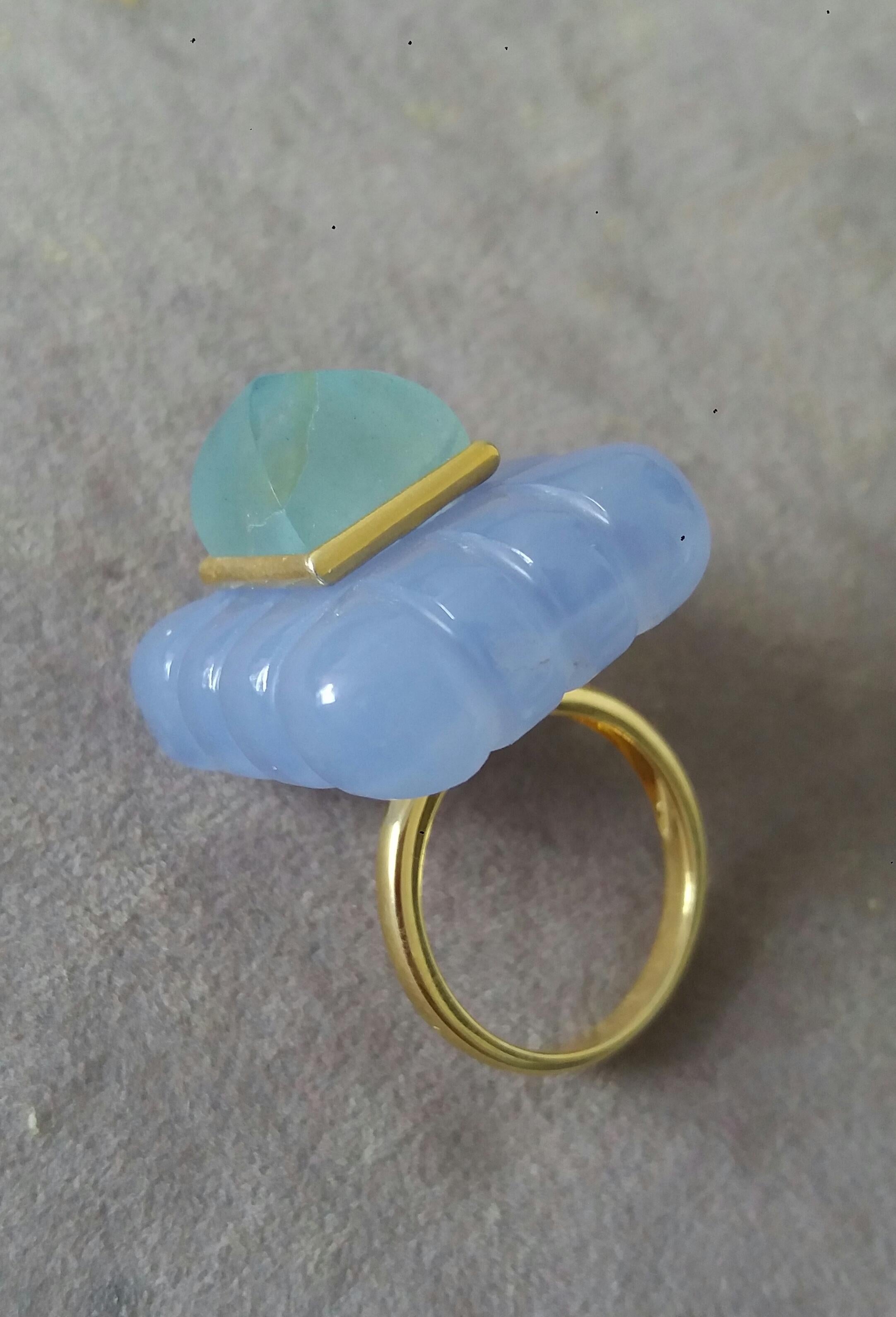 Chalcedon gravierter rechteckiger Aquamarin-Kissenring mit Kissenschliff und Pyramide aus massivem Gold 14k im Angebot 1