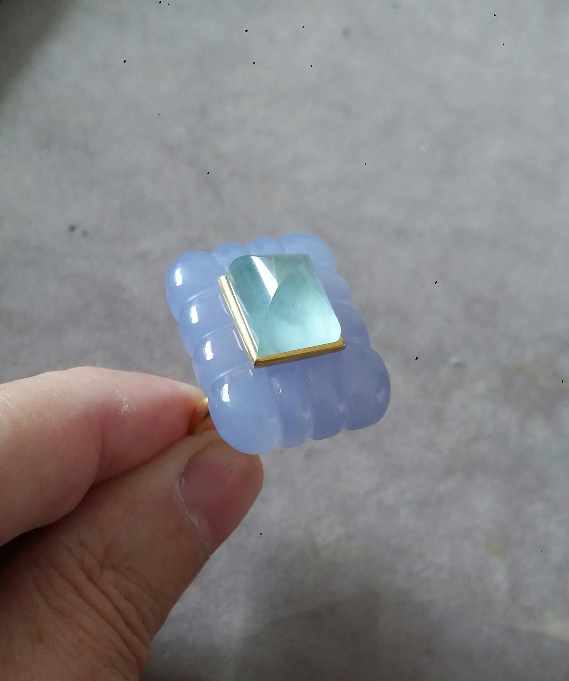 Chalcedon gravierter rechteckiger Aquamarin-Kissenring mit Kissenschliff und Pyramide aus massivem Gold 14k im Angebot 2