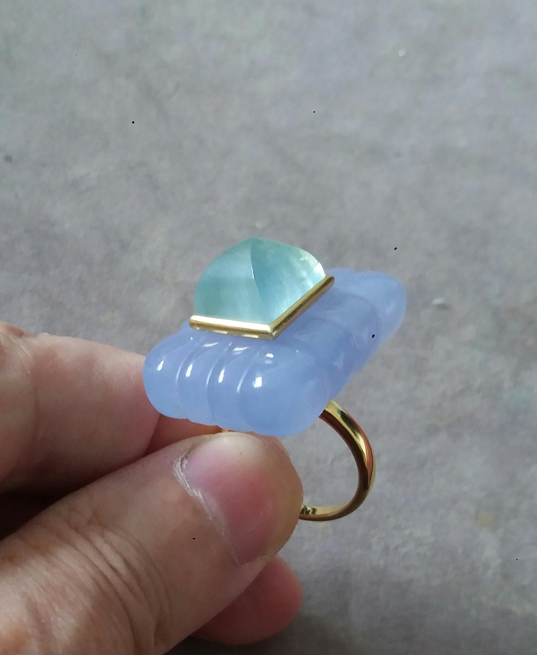 Chalcedon gravierter rechteckiger Aquamarin-Kissenring mit Kissenschliff und Pyramide aus massivem Gold 14k im Angebot 3