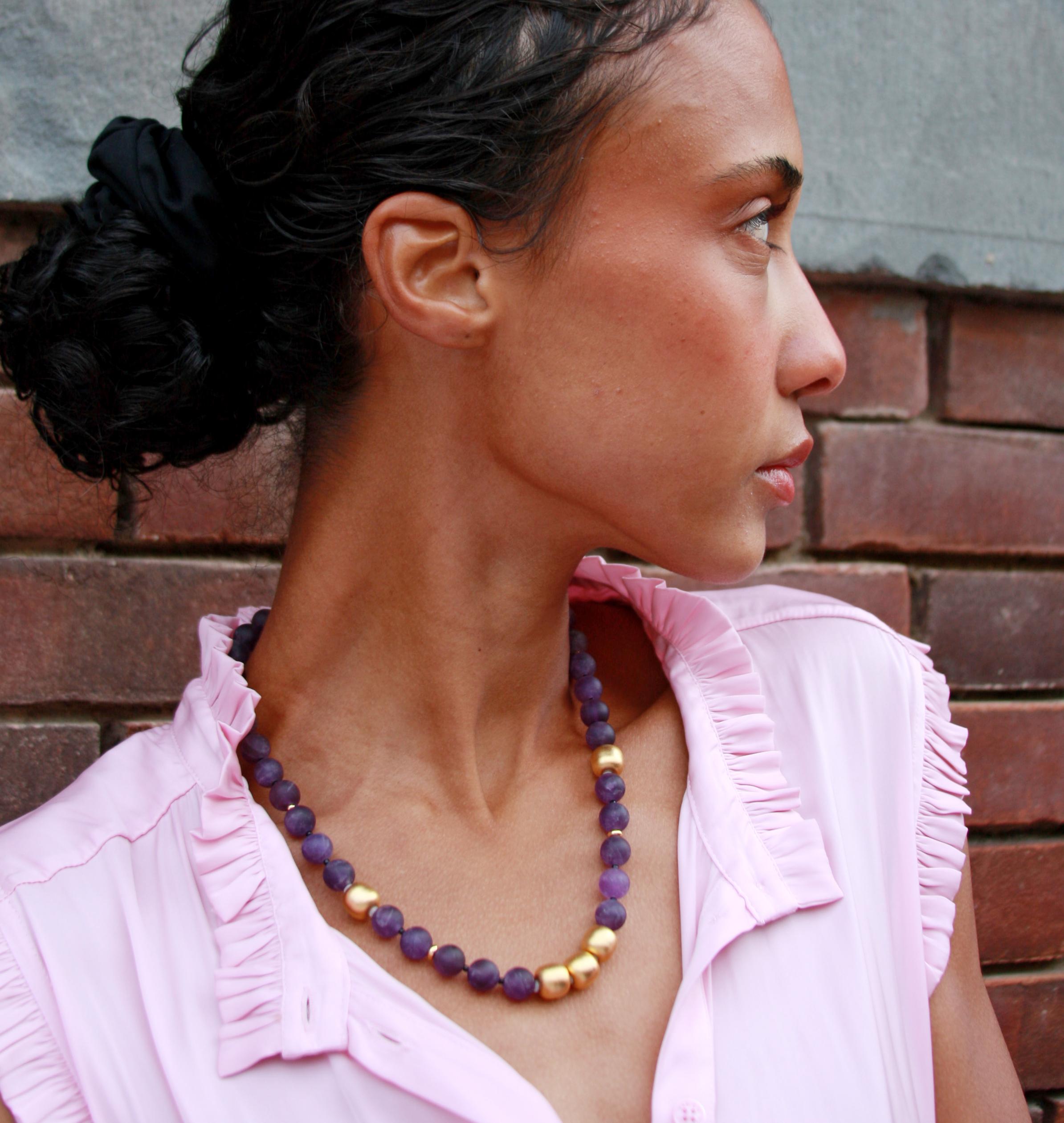 Chalcedon-Gold-Halskette - Die Irisen-Garten-Halskette von Bombyx House im Angebot 1