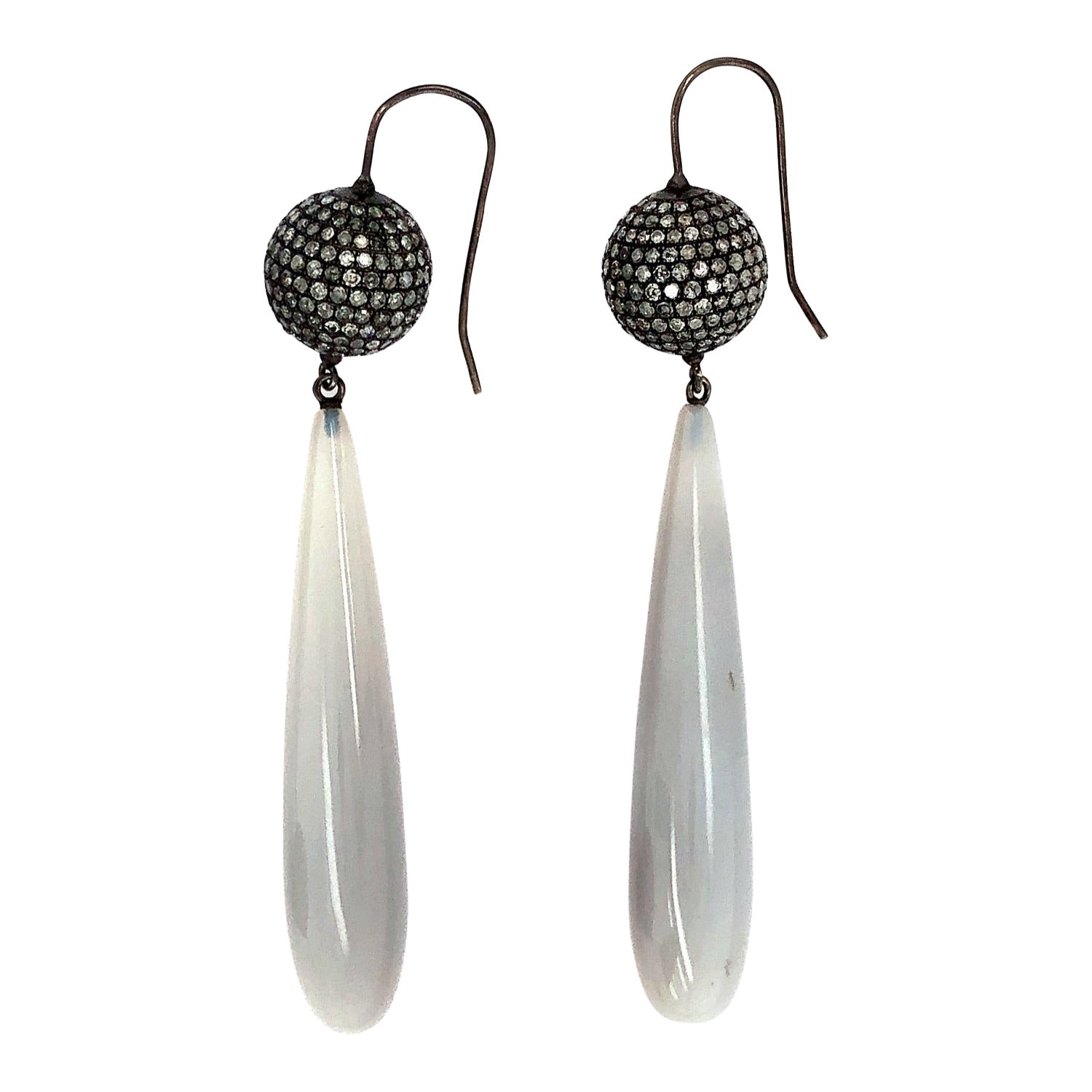 Boucles d'oreilles longues en calcédoine avec boule en diamant pavé en or 18 carats
