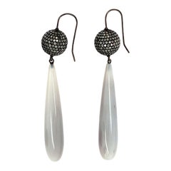 Boucles d'oreilles longues en calcédoine avec boule en diamant pavé en or 18 carats