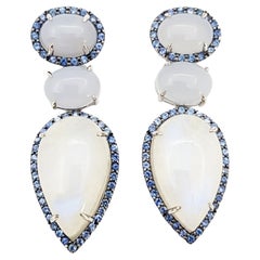 Boucles d'oreilles en calcédoine, pierre de lune et saphir bleu, serties dans des montures en argent