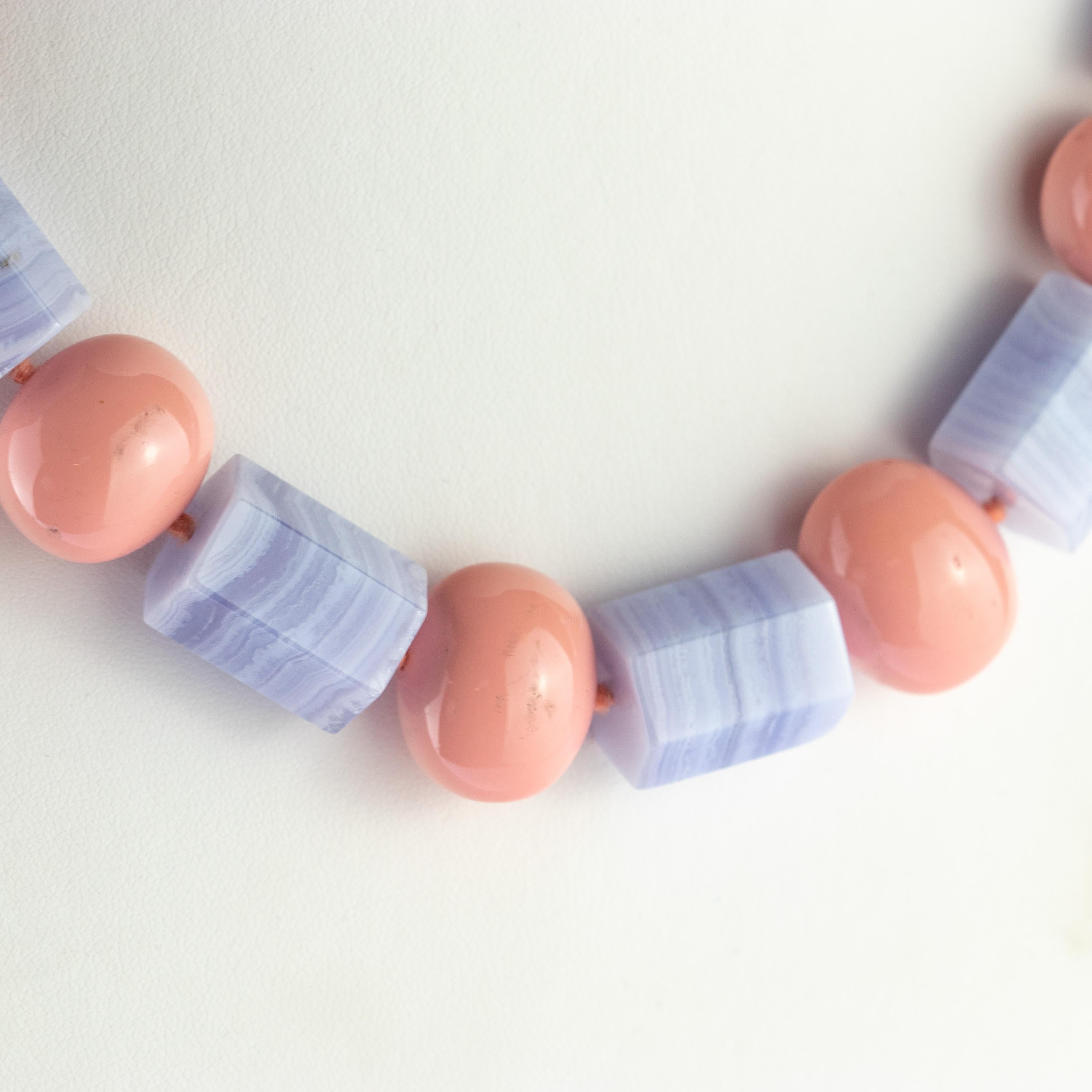 Art Déco Collana di calcedonio rosa in resina fatta a mano a tubo tondo, guerriero tribale, geometrico e déco in vendita