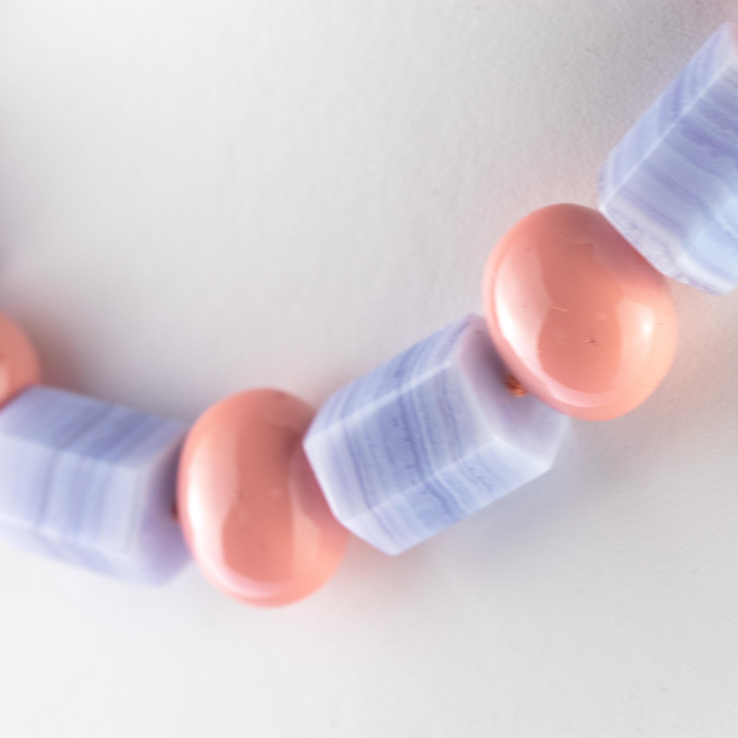 Donna Collana di calcedonio rosa in resina fatta a mano a tubo tondo, guerriero tribale, geometrico e déco in vendita