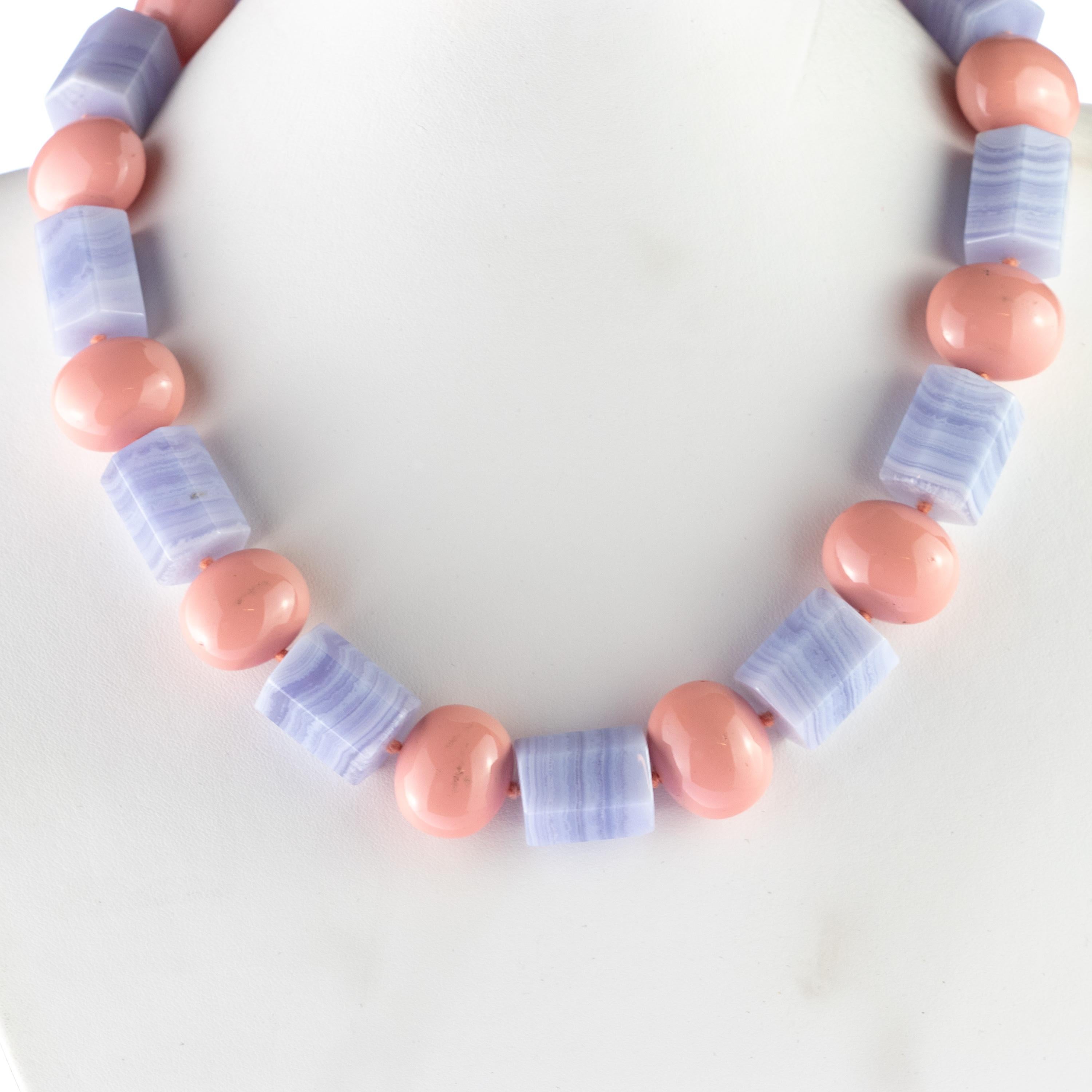 Collana di calcedonio rosa in resina fatta a mano a tubo tondo, guerriero tribale, geometrico e déco in vendita 1