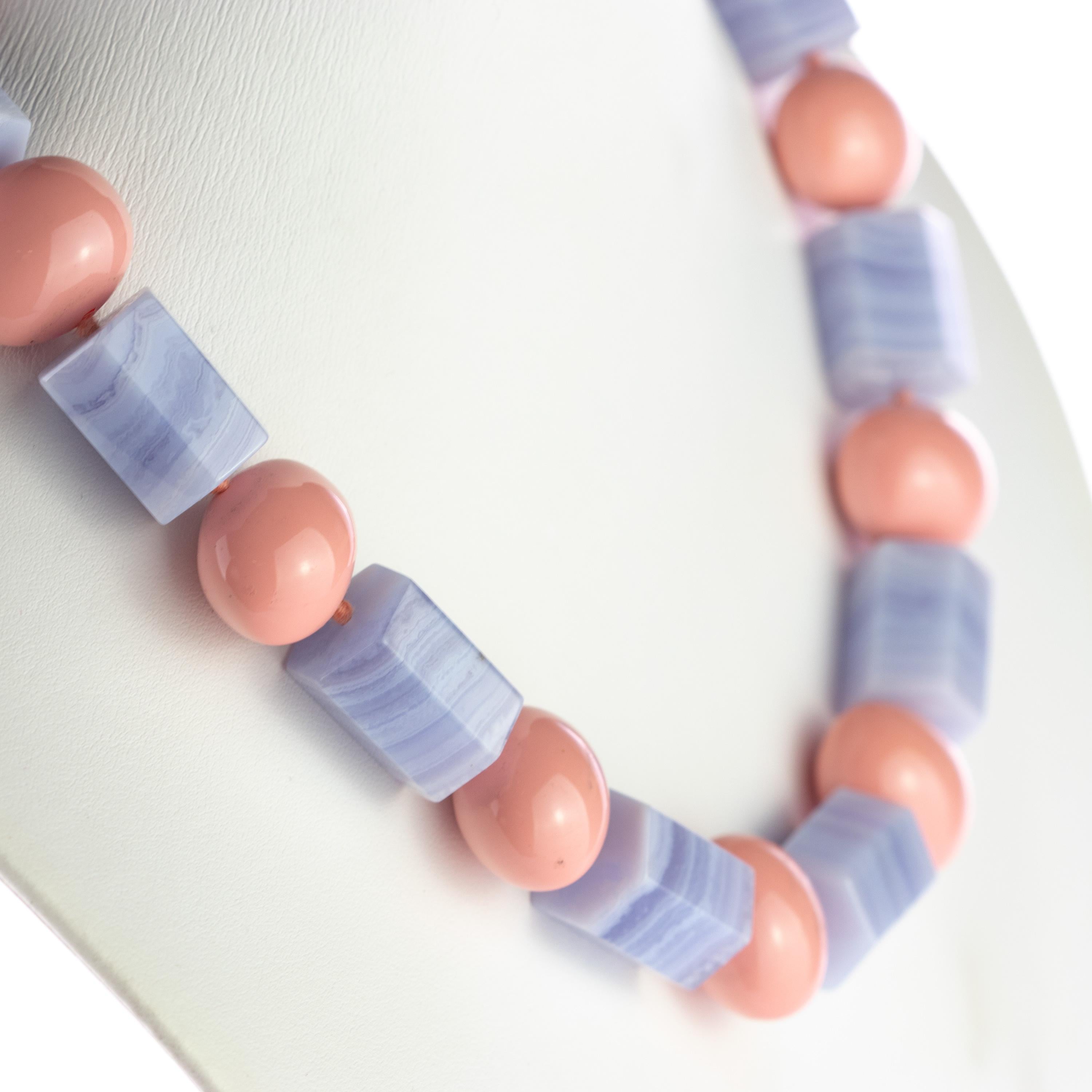 Collana di calcedonio rosa in resina fatta a mano a tubo tondo, guerriero tribale, geometrico e déco in vendita 2