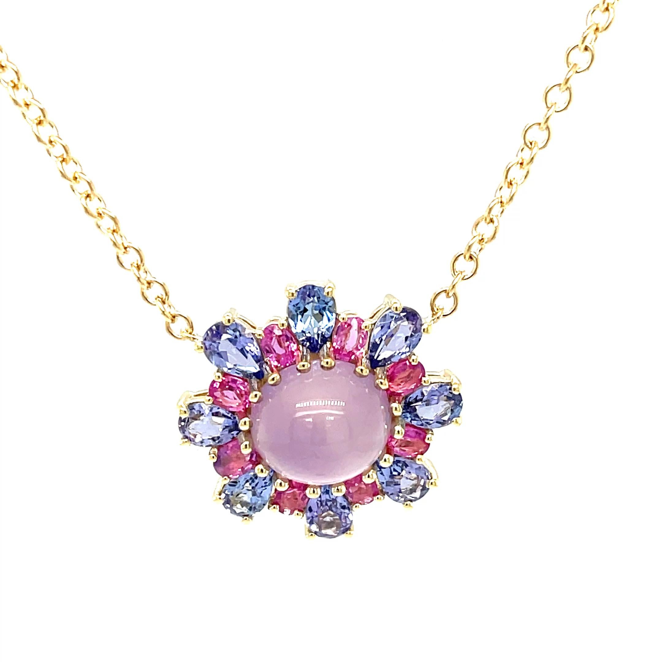 Este impresionante collar presenta una encantadora paleta de lavanda y rosa, que recuerda al Jardín de Monet. Presenta un cabujón de calcedonia lavanda enmarcado con brillantes tanzanitas y zafiros rosas en un engaste de oro amarillo de 18 quilates