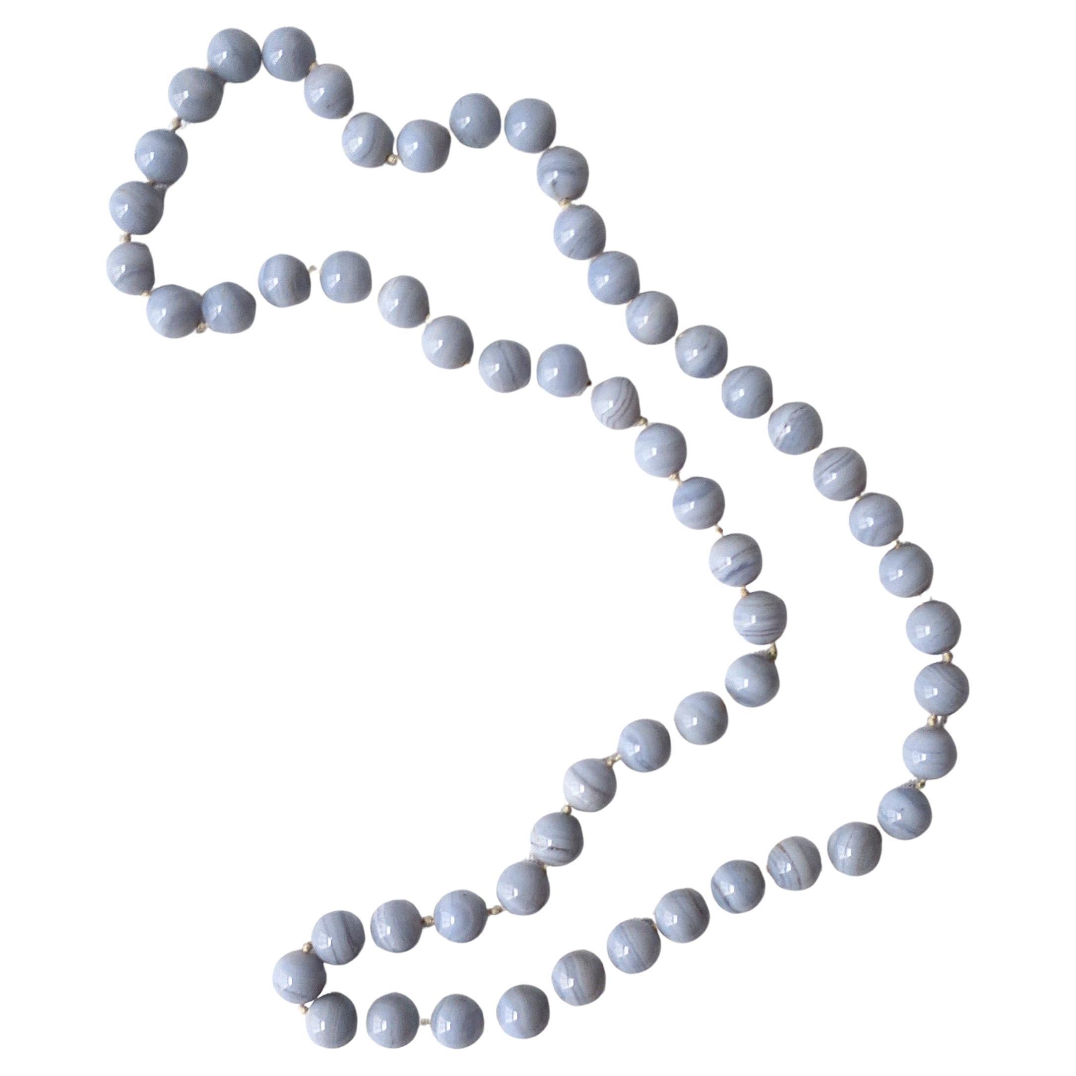 Collier de perles en quartz calcédoine