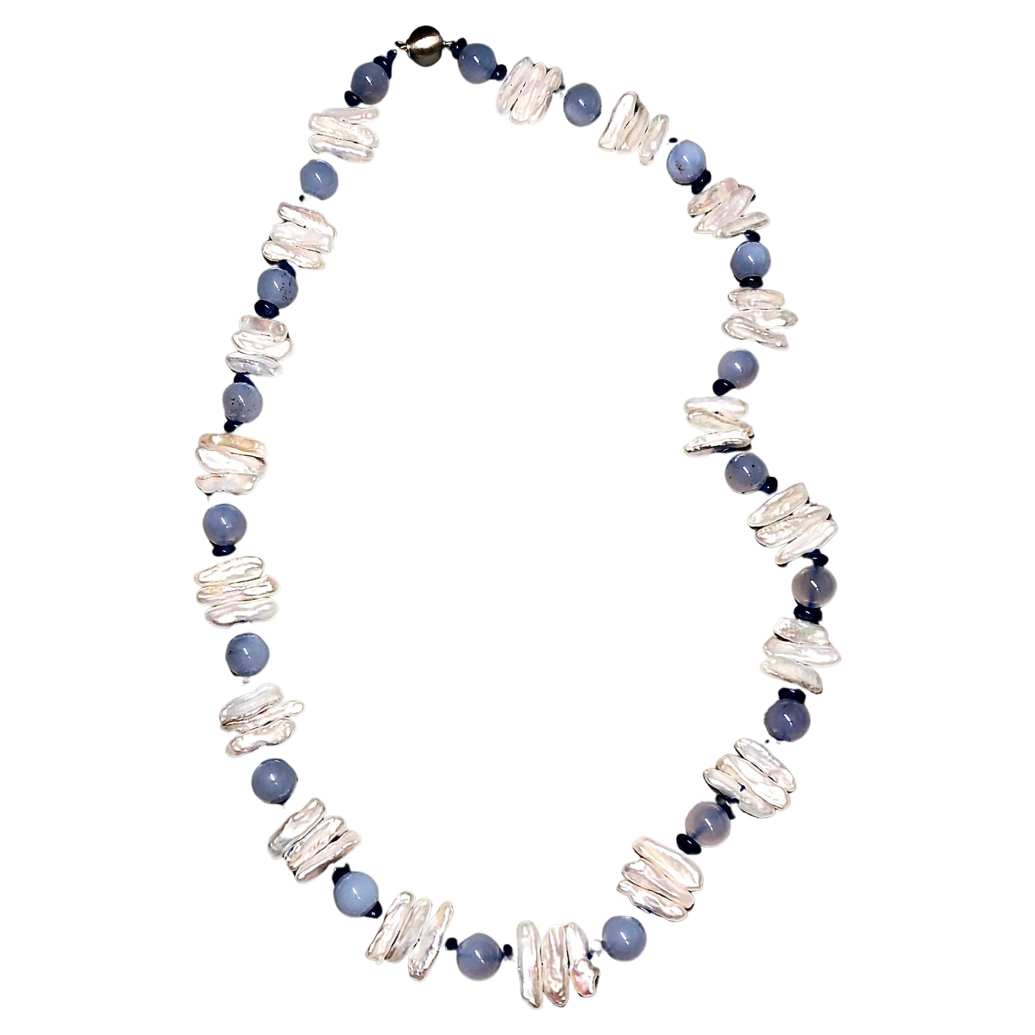 Halskette aus Chalcedon mit Saphiren und tropfenförmiger Perle im Angebot