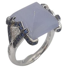 Anello in calcedonio con zaffiro blu e diamante con montatura in oro bianco da 18 carati