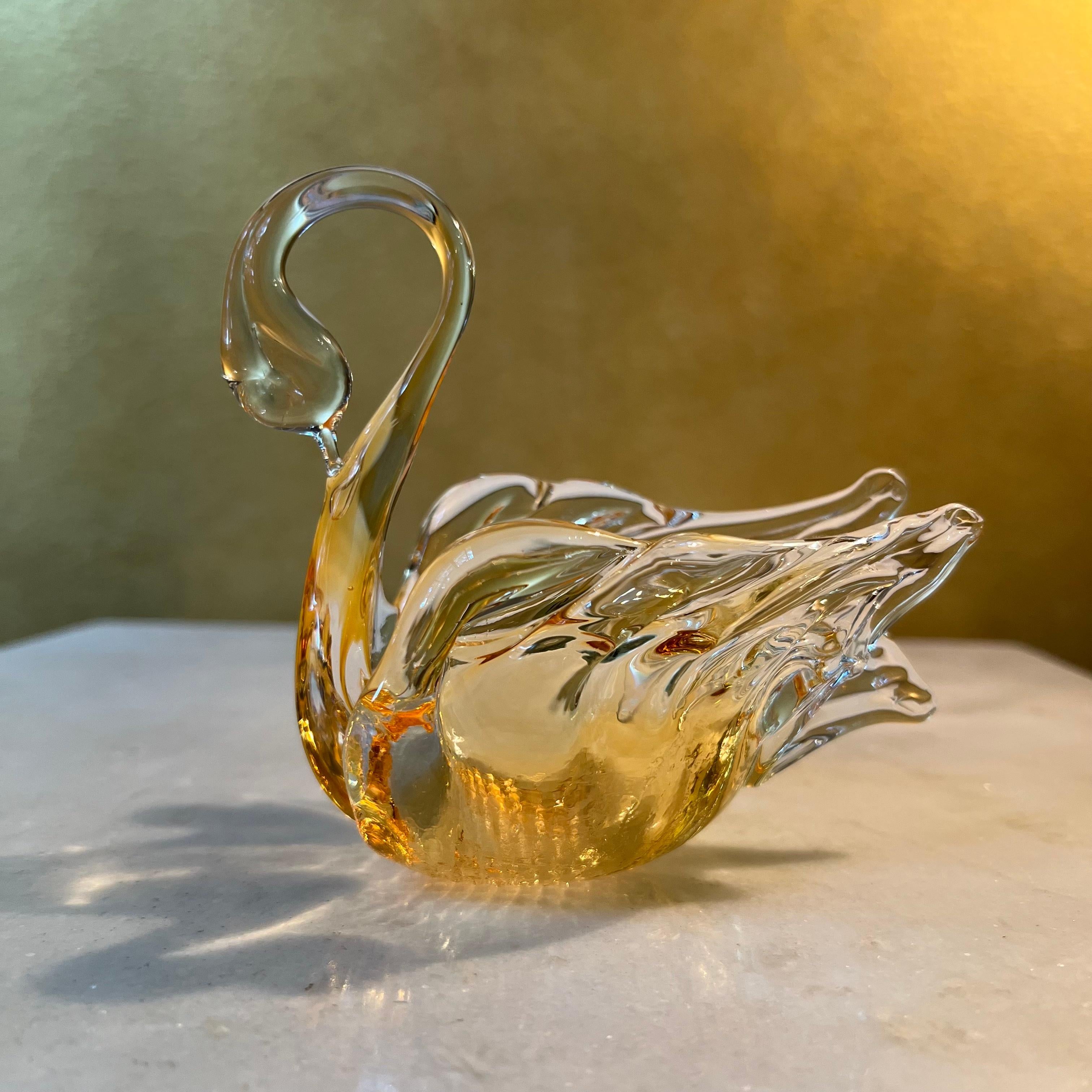 Golden and clear glass can be used as a ornament or bowl, sticker Chalet in Canada 

Material: Glass

Country Of Origin: Canada

Measurements: 12cm high, 12cm length, 7cm width

Postage via Australia Post with tracking available