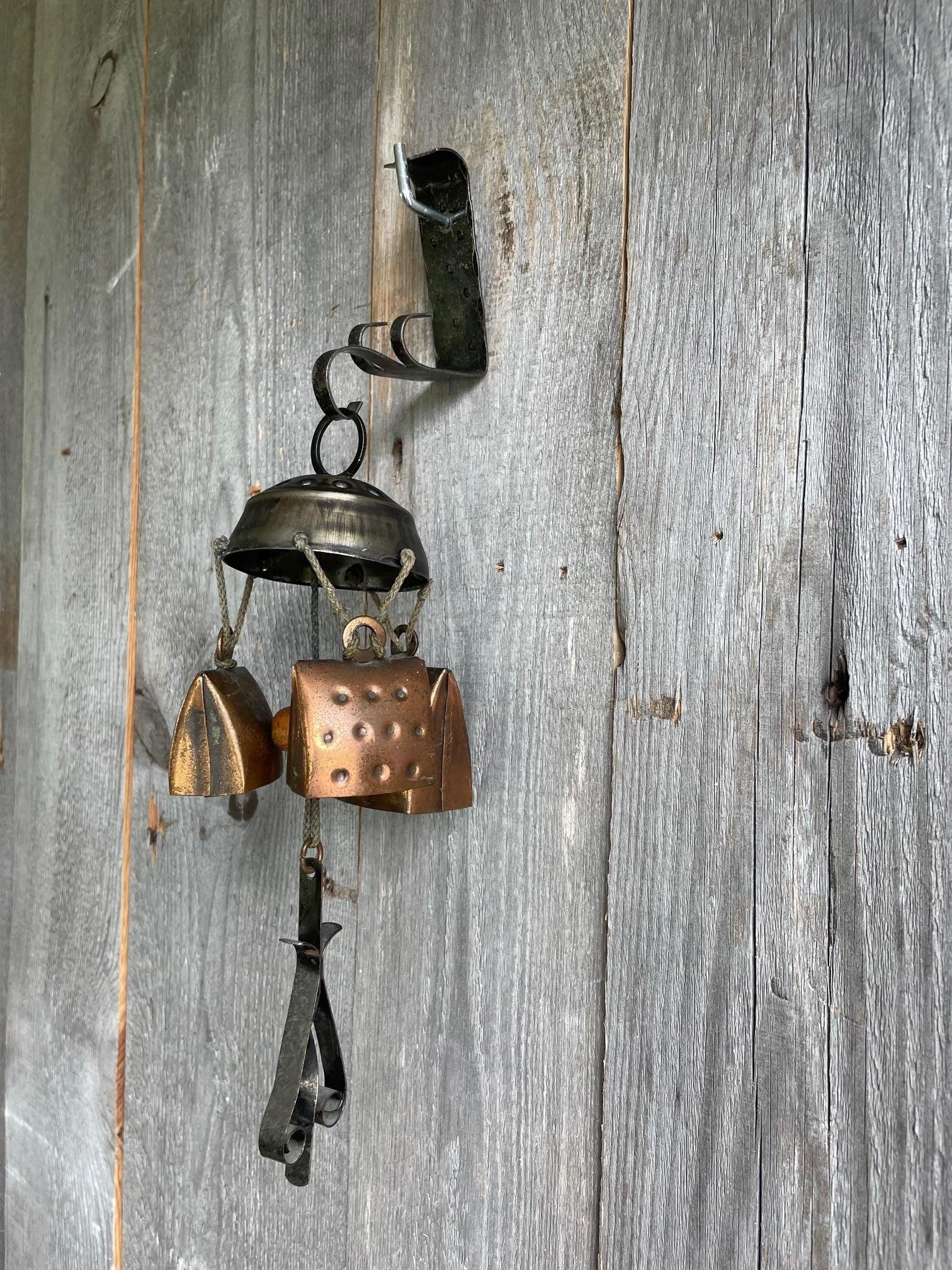 Conjunto de campanas de chalet de hierro y cobre formado por 3 campanas que tintinean con el viento o al balancearse.
Ideal para la puerta de entrada de un chalet de montaña.