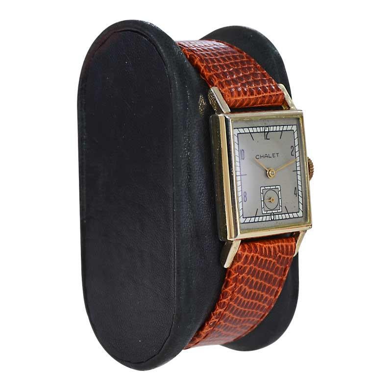 FABRIK / HAUS: Chalet Watch Company
STIL / REFERENZ: Art Deco Tank 
METALL / MATERIAL: Gelbgold gefüllt 
CIRCA / JAHR: 1940er Jahre
ABMESSUNGEN / GRÖSSE: Länge 34mm X Breite 22mm
UHRWERK / KALIBER: Handaufzug / 17 Jewels 
ZIFFERBLATT / ZEIGER: