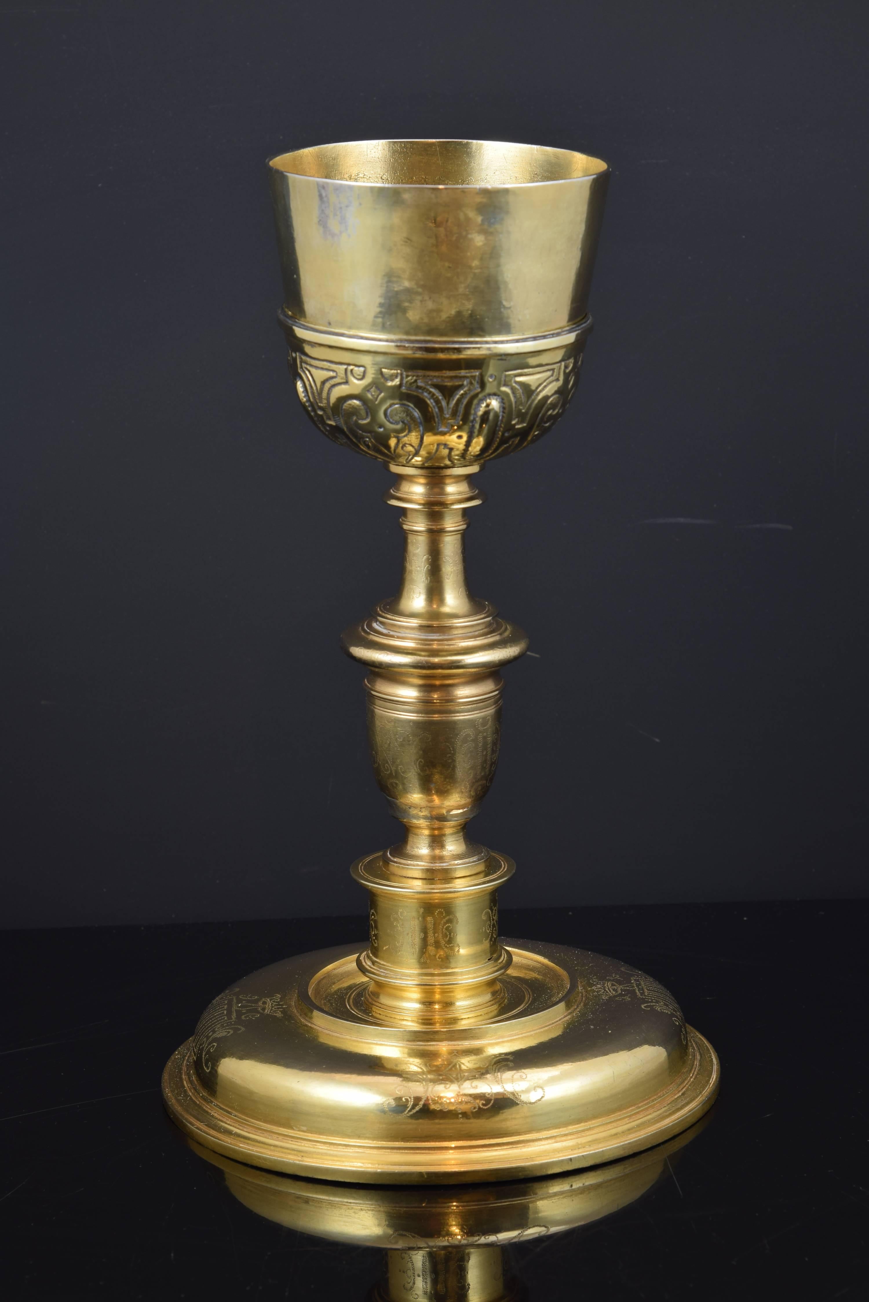 Cylindrical and semi-spherical cup decorated in gilt silver, towards the lower part, with a raised band under which there is a composition of smooth vertical oval mirrors surrounded by smooth ribbons with volutes and alternating with lily flowers,