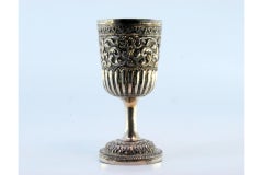 Chalice in fluted silver with raised floral motifs on the edge