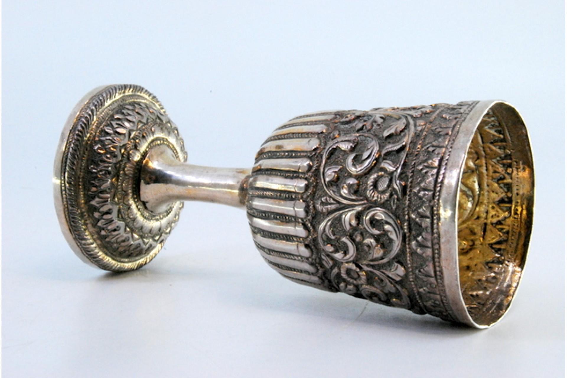 Chalice in fluted silver with raised floral motifs on the edge (Europäisch) im Angebot