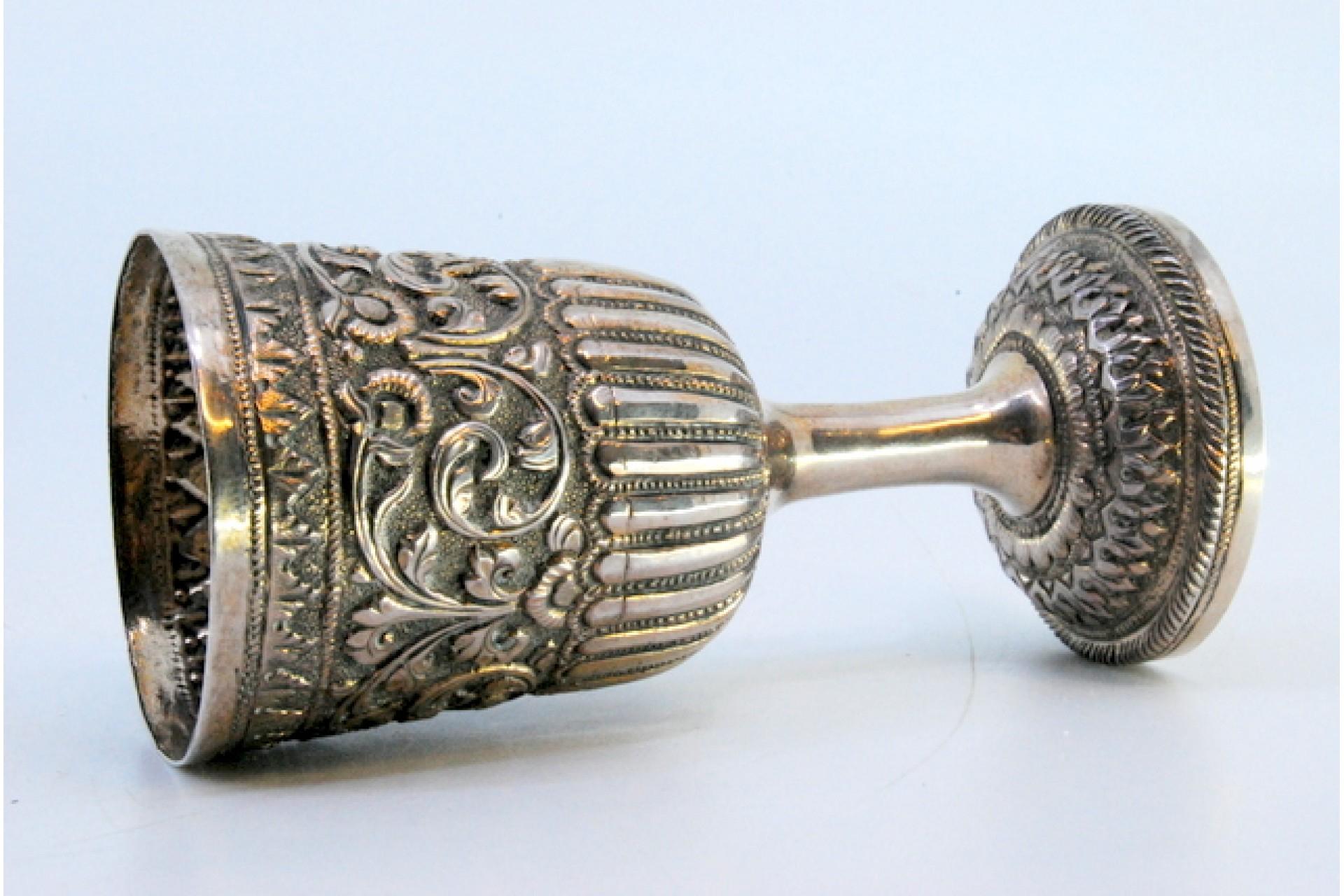 Chalice in fluted silver with raised floral motifs on the edge im Zustand „Gut“ im Angebot in Porto, PT