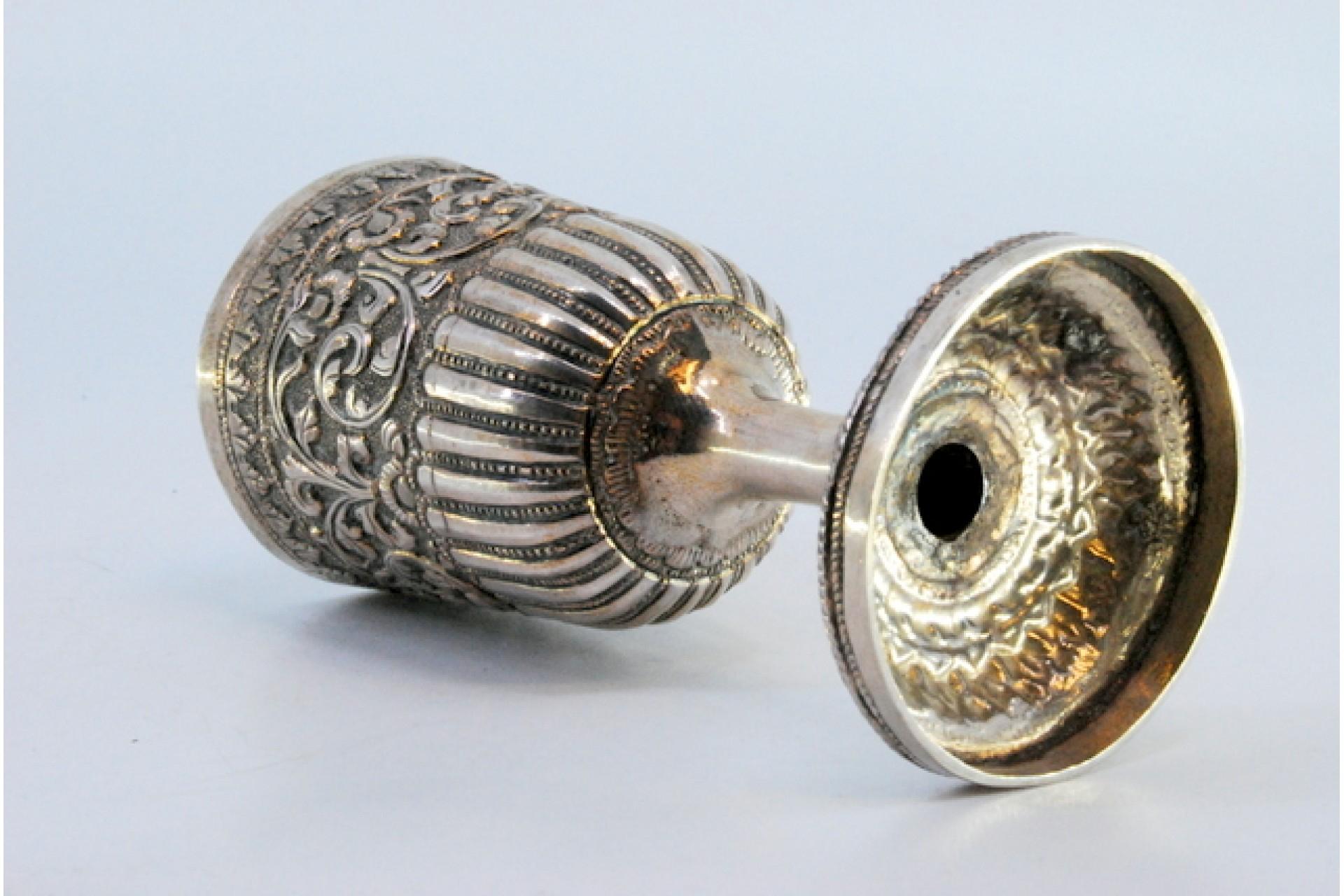 Chalice in fluted silver with raised floral motifs on the edge (20. Jahrhundert) im Angebot