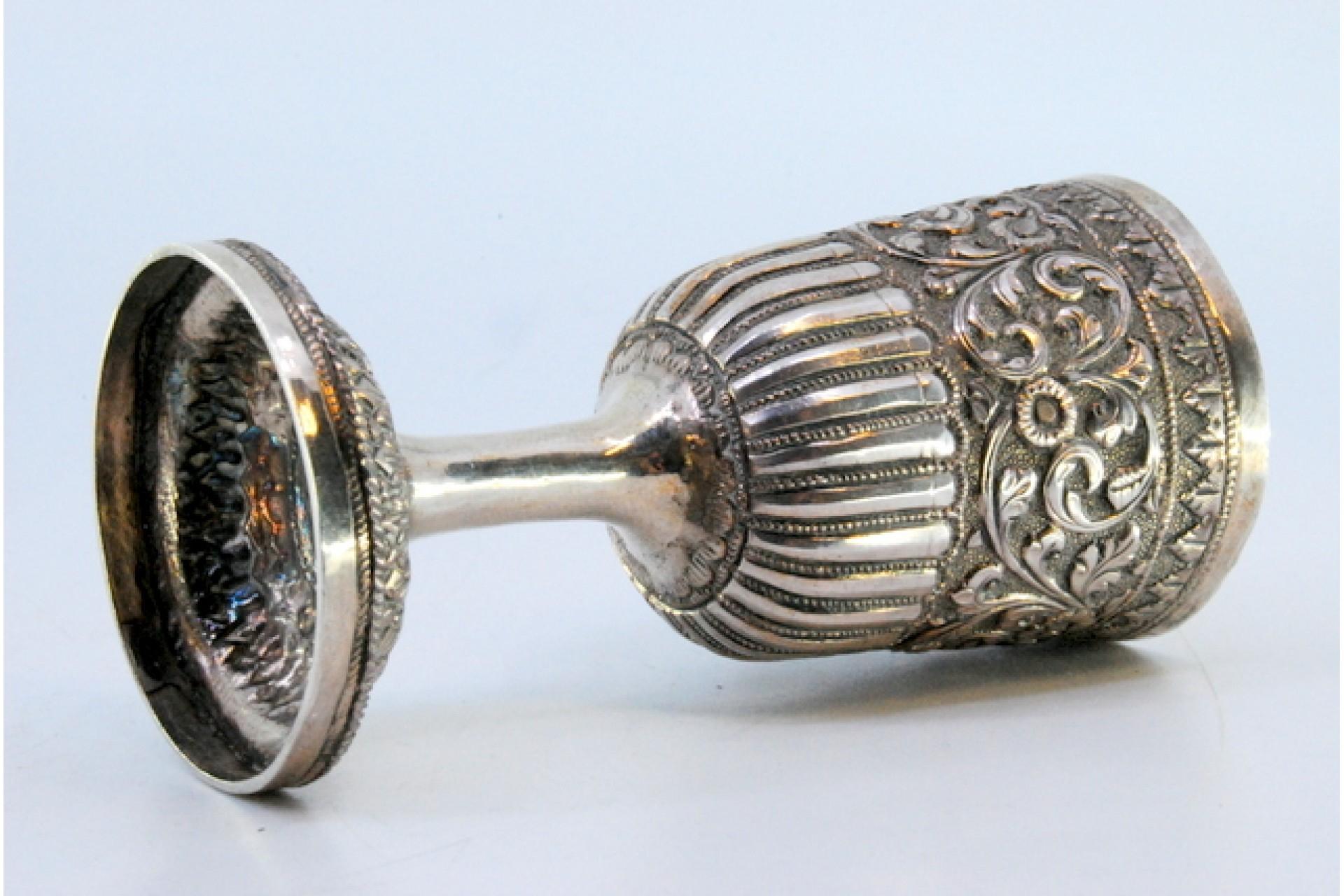 Chalice in fluted silver with raised floral motifs on the edge (Silber) im Angebot