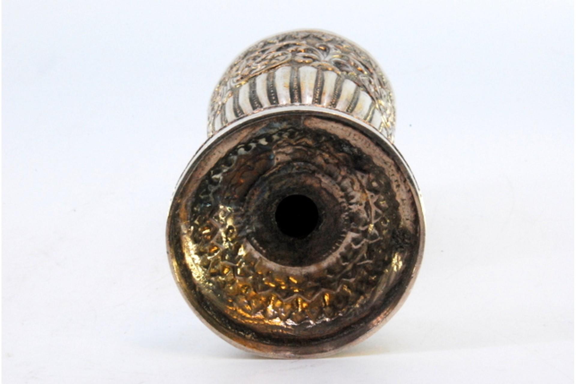 Chalice in fluted silver with raised floral motifs on the edge im Angebot 2