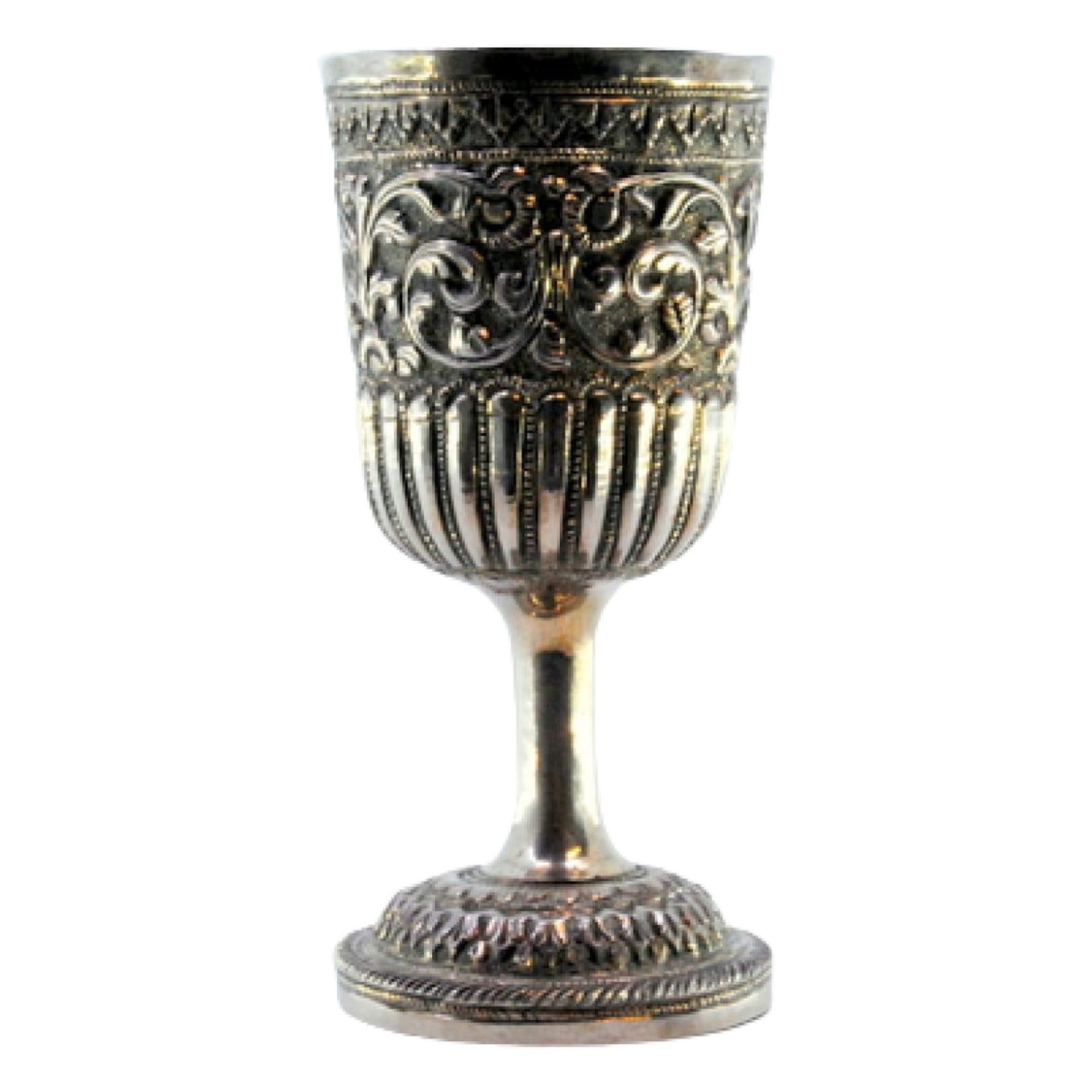 Chalice in fluted silver with raised floral motifs on the edge