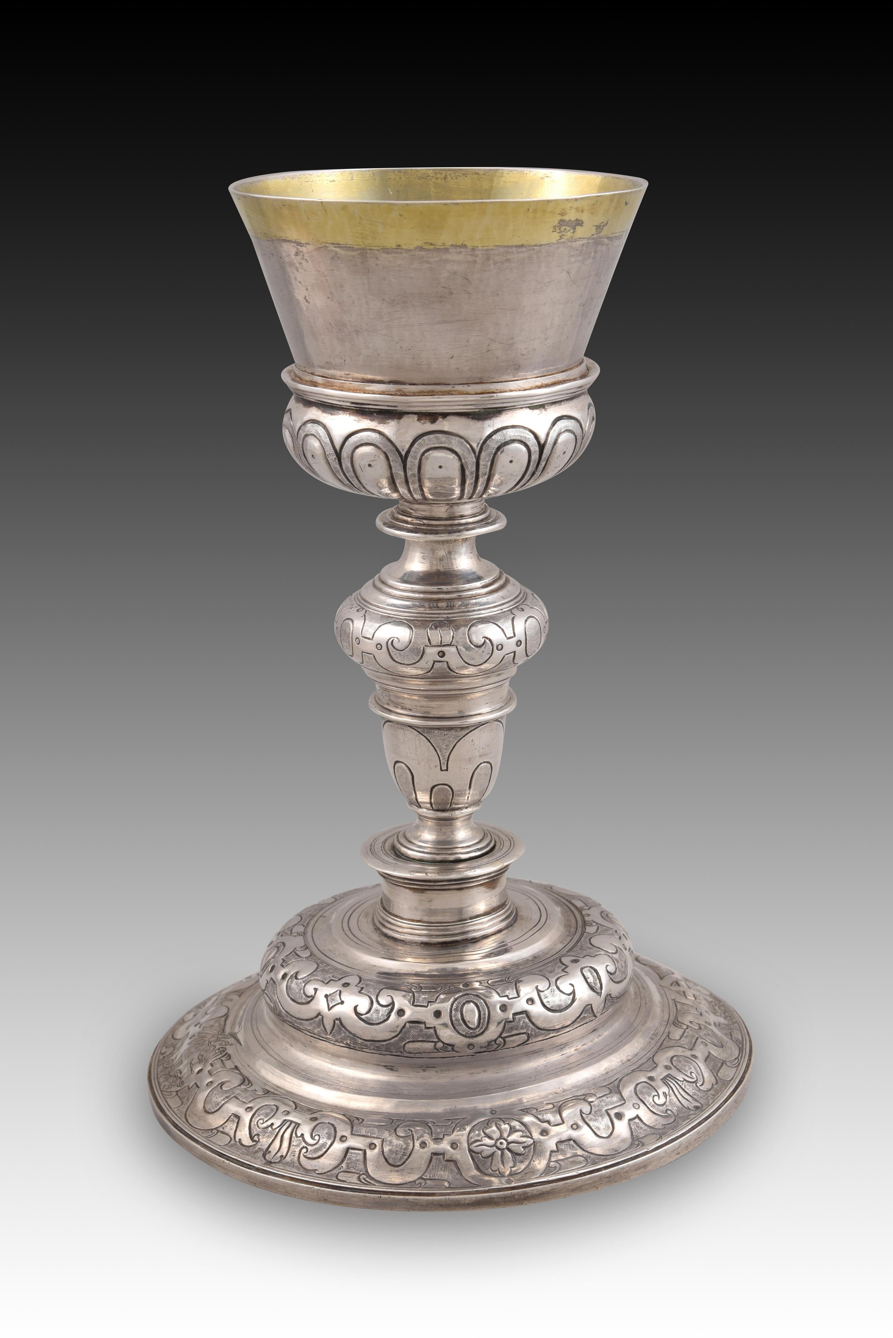 Chalice with Weight of Souls. Silver in its color and gilt. Spain, 17th century.
 Silver chalice with a bell shaped cup decorated in its rose (small and bulbous) with gallons separated from the cup by fine moldings. Balustraded shaft with an oval