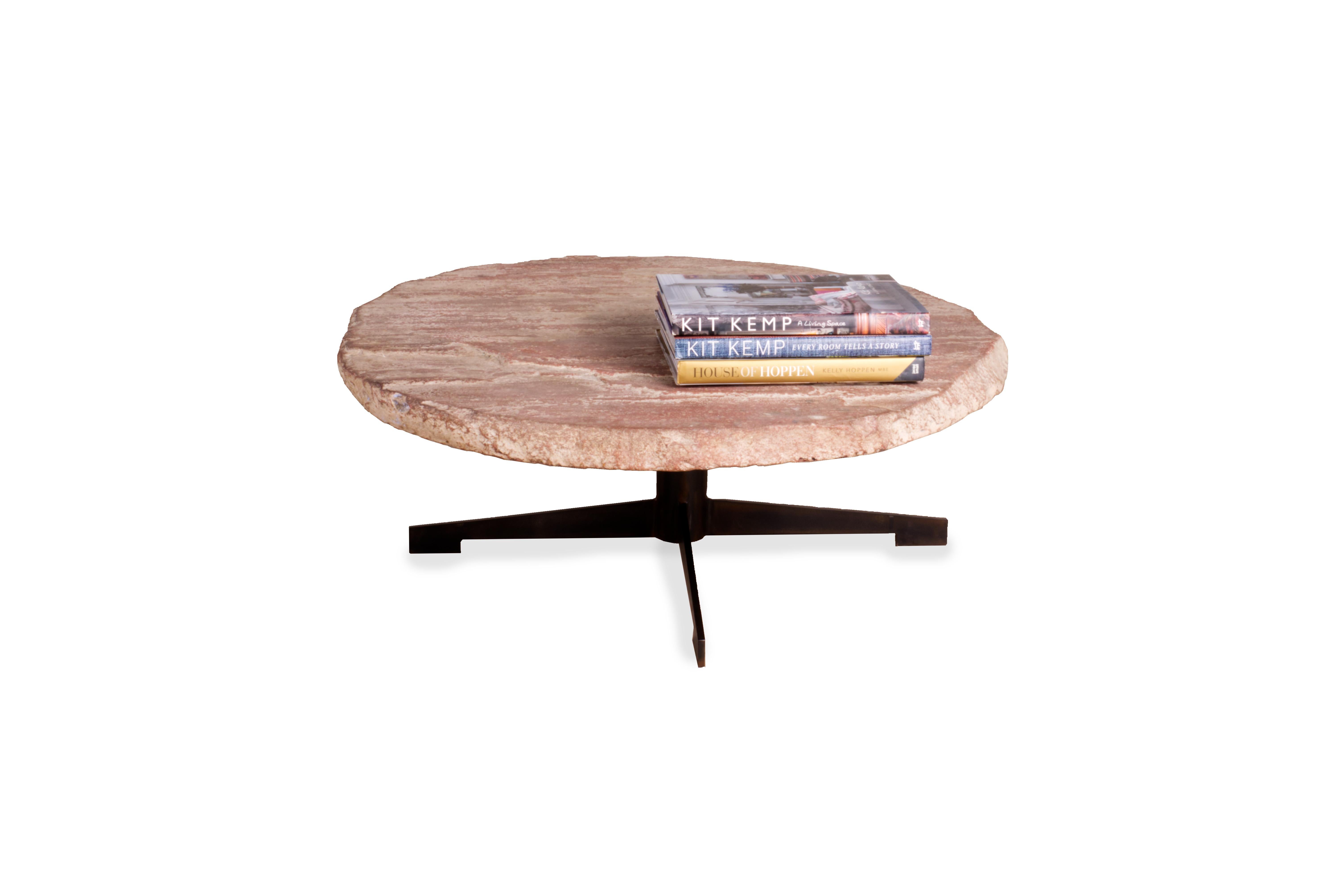 Ein atemberaubendes, modernes und kreatives Möbelstück: Diese runde Tischplatte ist aus Kalkstein gefertigt, einem natürlichen Material mit einzigartigen und organischen Details. Der Tisch steht auf einem Sockel aus ebonisiertem Stahl und ist