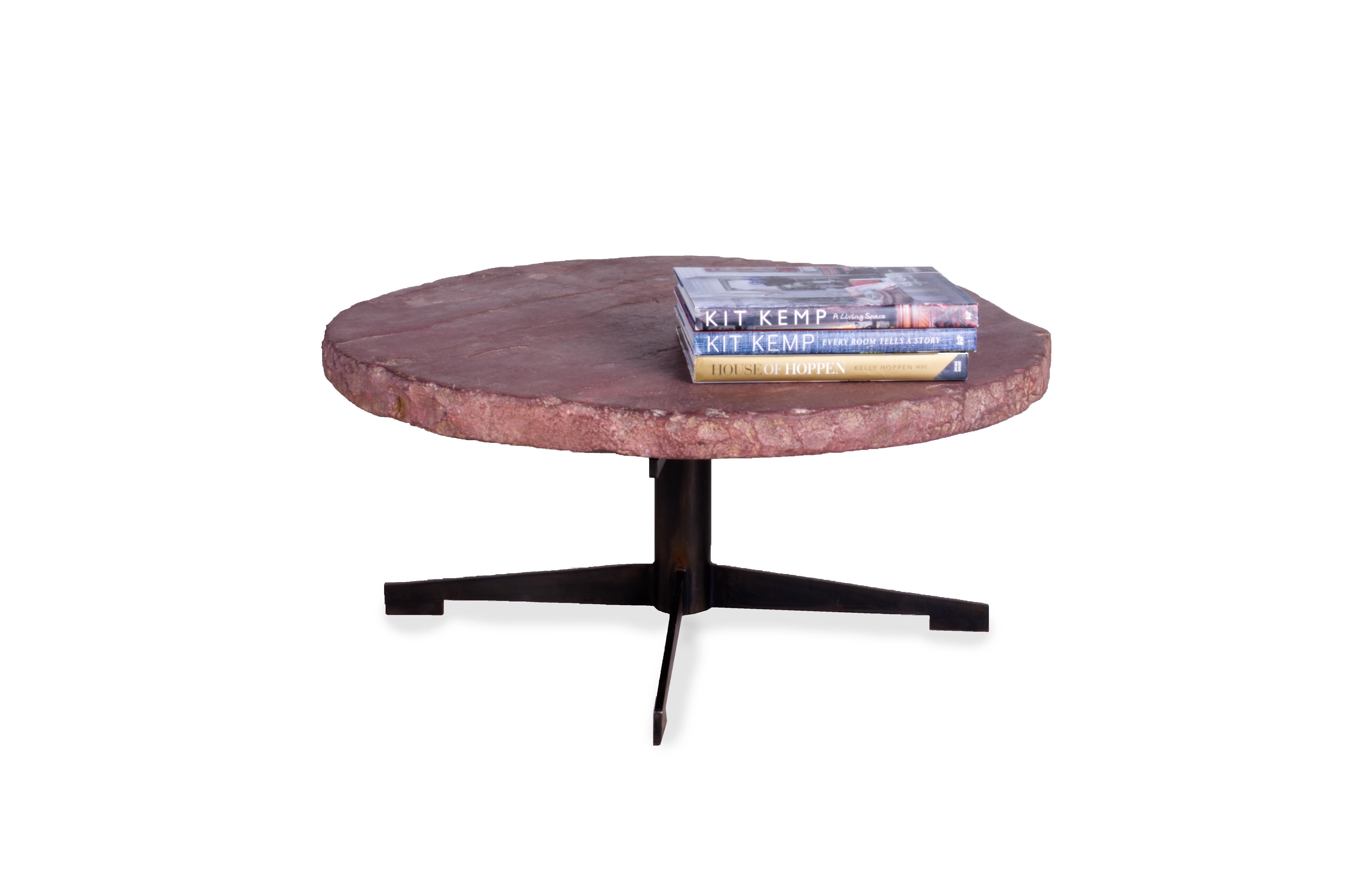 Ein atemberaubendes, modernes und kreatives Möbelstück: Diese runde Tischplatte ist aus Kalkstein gefertigt, einem natürlichen Material mit einzigartigen und organischen Details. Der Tisch steht auf einem Sockel aus ebonisiertem Stahl und ist
