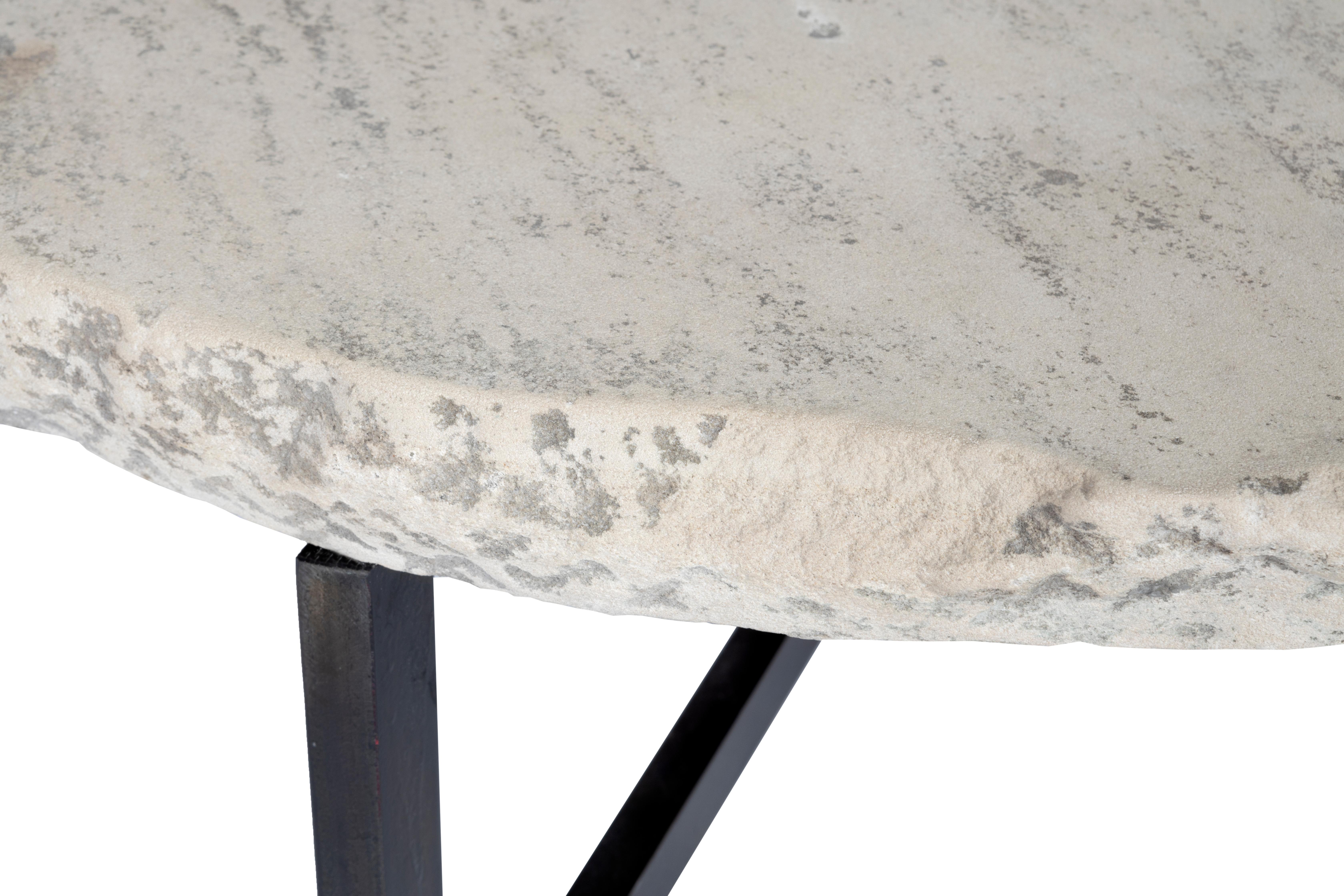 Tapa de piedra caliza sobre montura de acero con pátina de ébano Patinado en venta