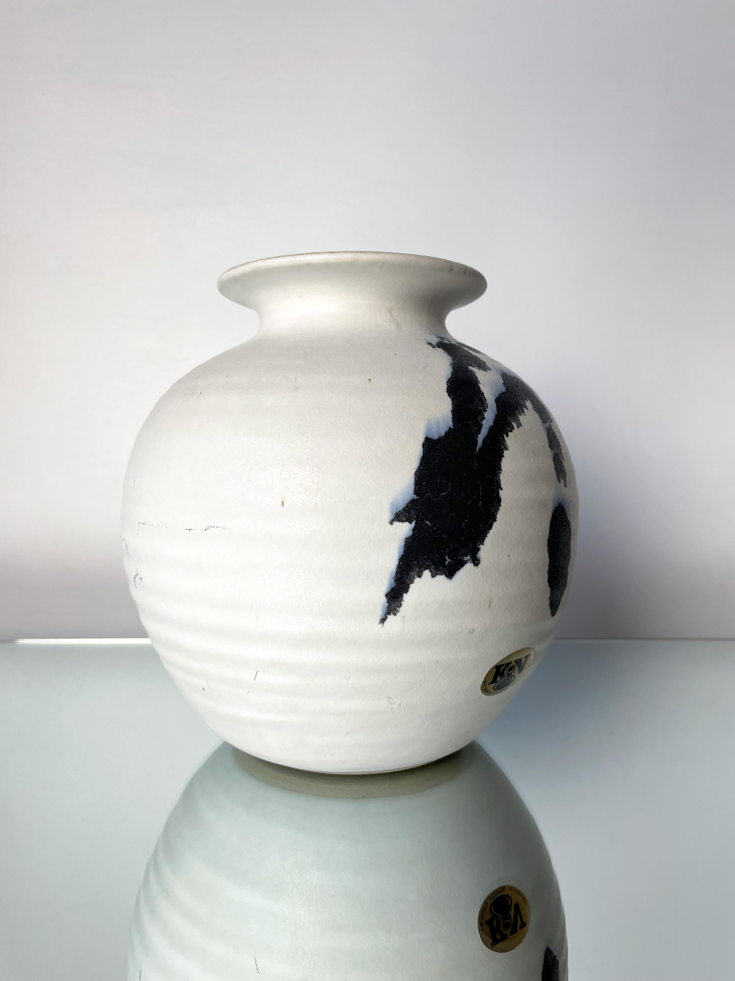 Chalk White Danish Modern Ceramic Vase by Karsten Nielsen, 1980s In Good Condition In Copenhagen, DK